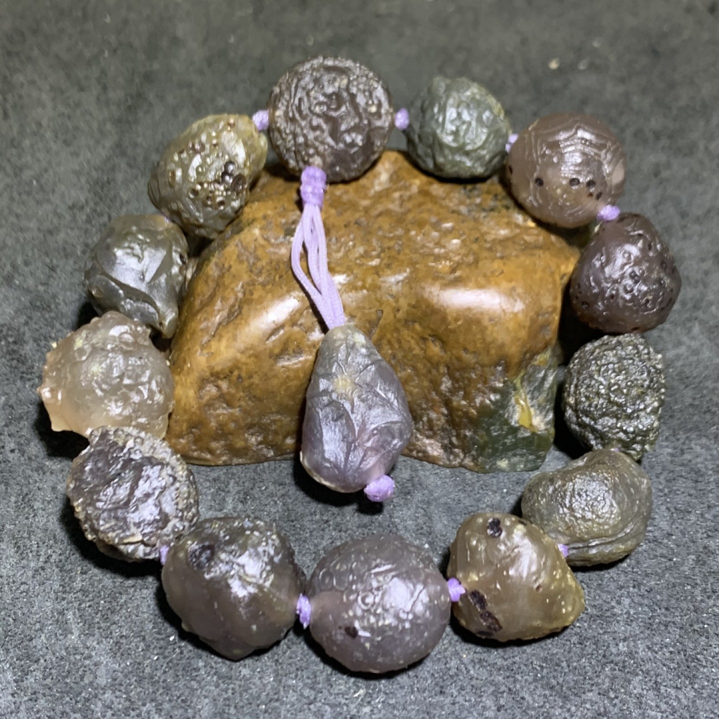 精美戈壁冰透筋脉玛瑙原石手串一条，