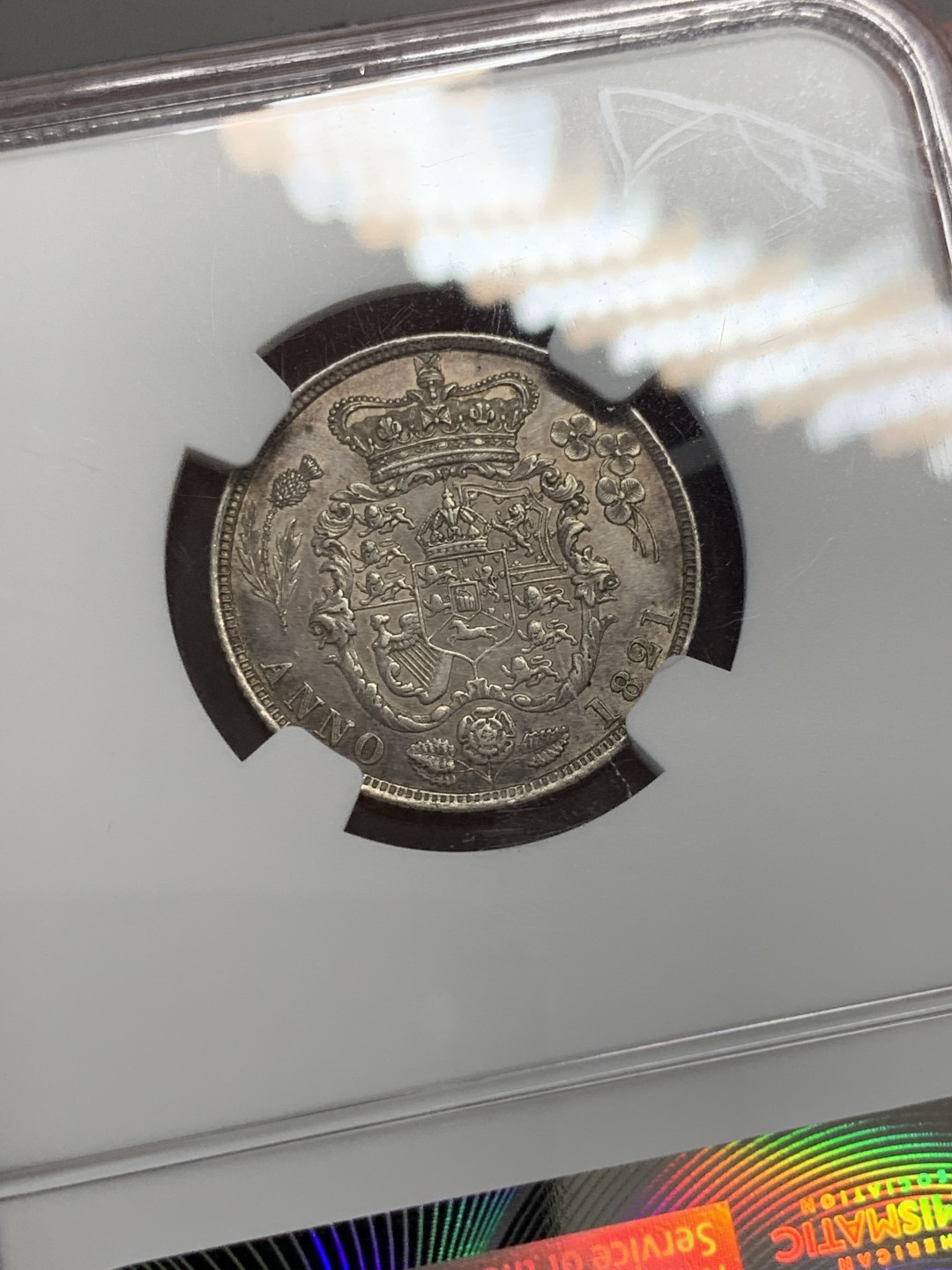 《竞宝斋》第131场-周日，周一连拍 (全场包邮) NGC-AU55 英国 1821年乔治四世三花版1先令银币 著名单年版本，漂亮的三花。实物转光，状态很好，给分略显保守