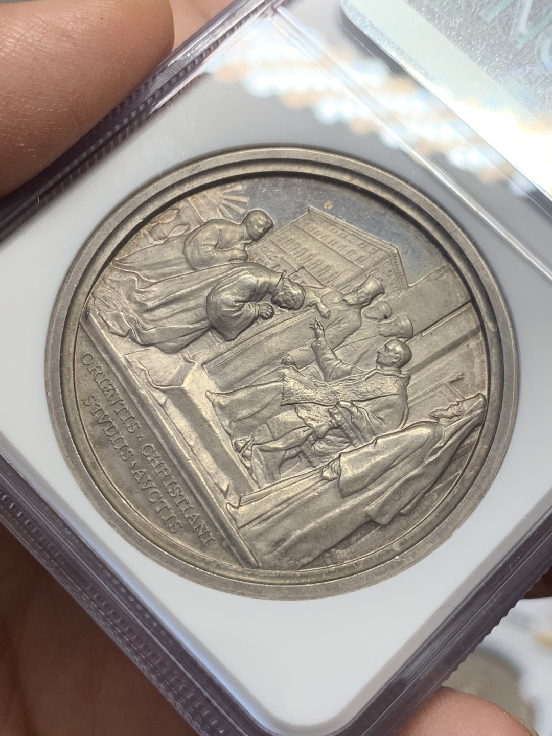 《竞宝斋》第131场-周日，周一连拍 (全场包邮) NGC MS63 1916年梵蒂冈教皇本笃十五世高浮雕精美银章 镜面底板 精美绝伦