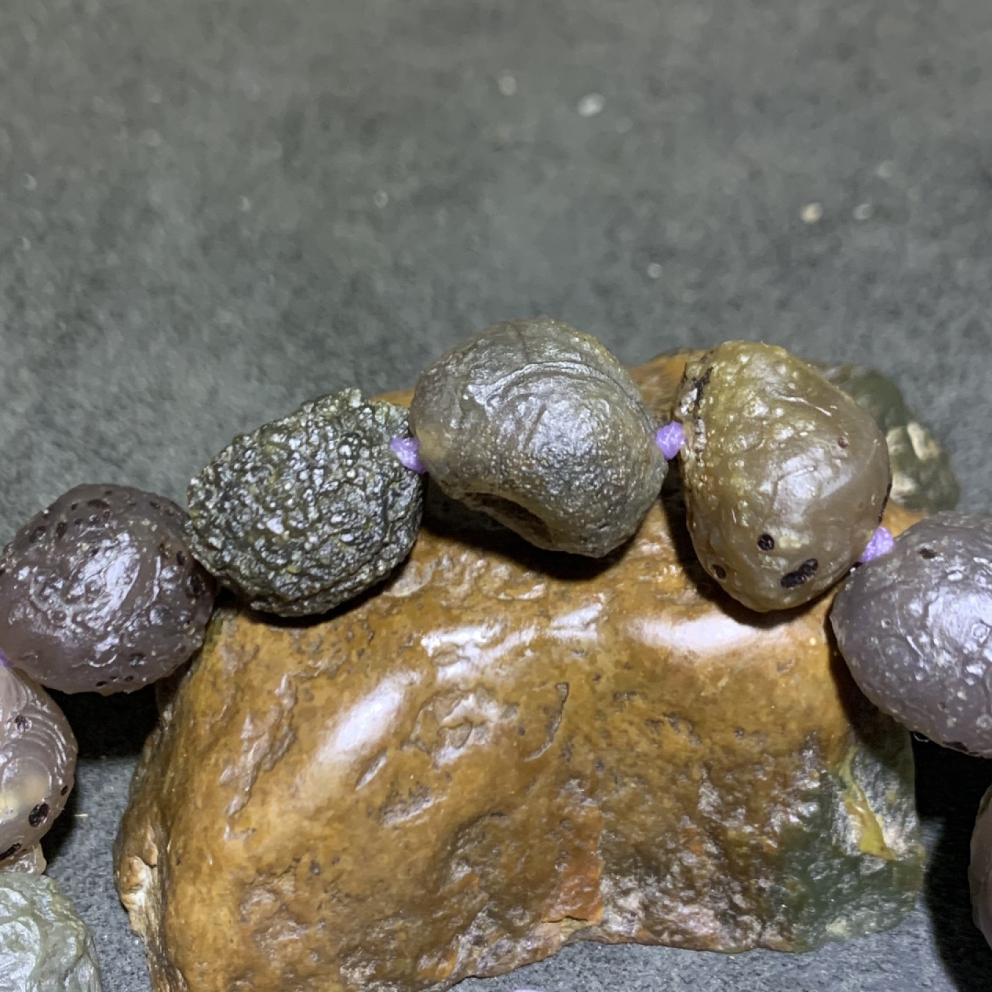 精美戈壁冰透筋脉玛瑙原石手串一条，