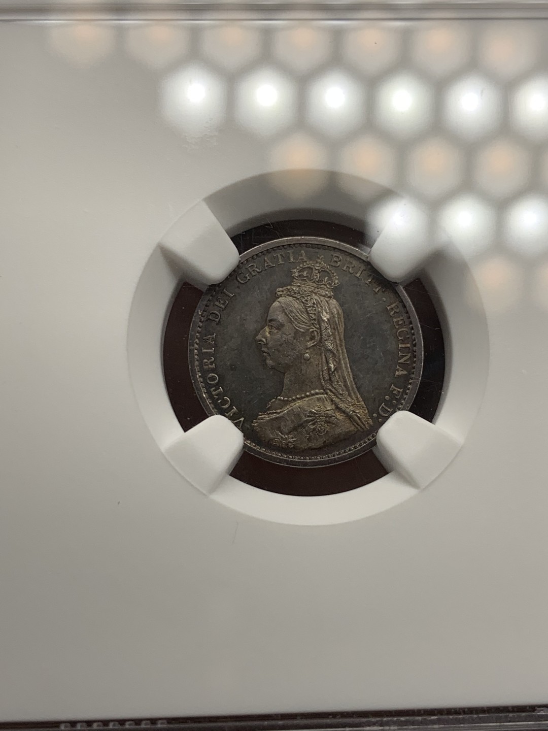 《竞宝斋》第131场-周日，周一连拍 (全场包邮) NGC PF64 英国1887年维多利亚高冠精制3便士银币五彩镜面