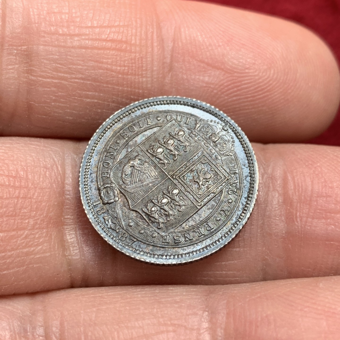 《竞宝斋》第131场-周日，周一连拍 (全场包邮) 五彩UNC英国1887年维多利亚高冠盾徽版6便士银币