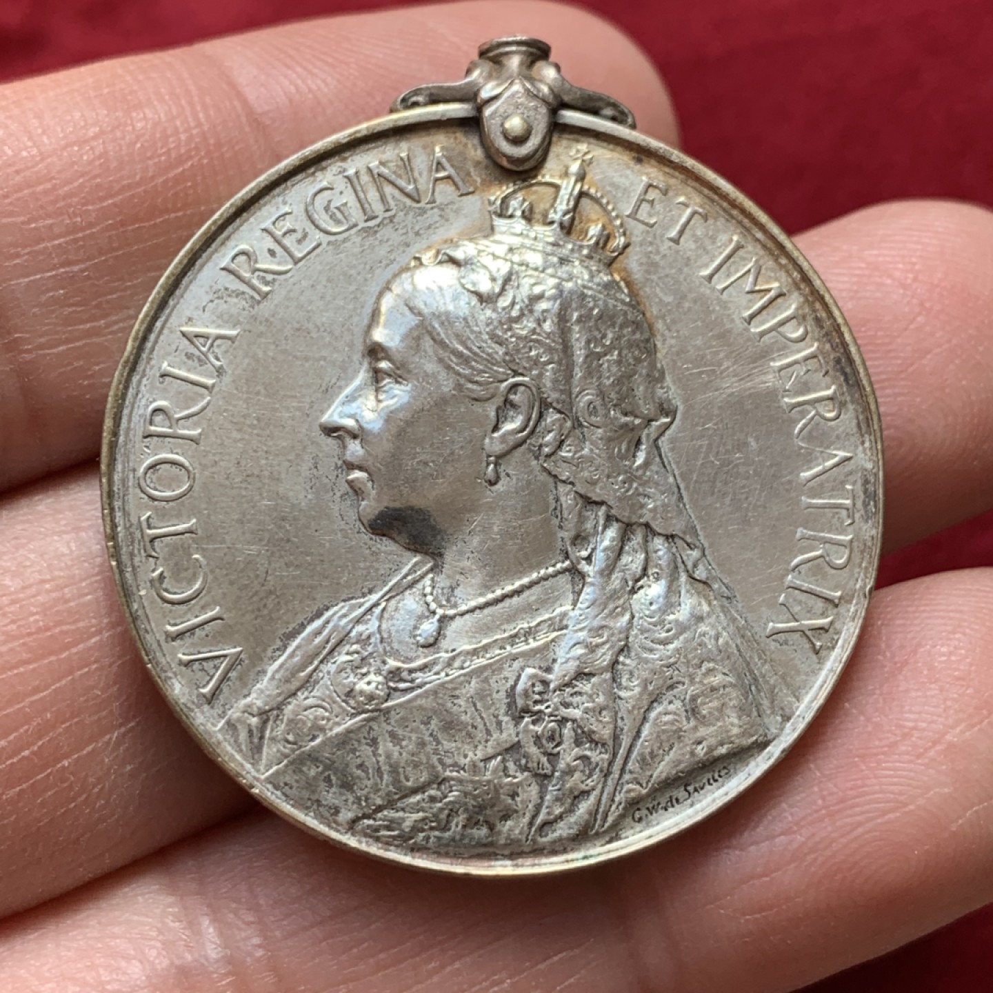 《竞宝斋》第131场-周日，周一连拍 (全场包邮) 英国 维多利亚女皇 南非布尔战争银质奖章，老维披纱像，实授带边铭。日不落帝国由盛转衰的历史节点，大耗国力的远征