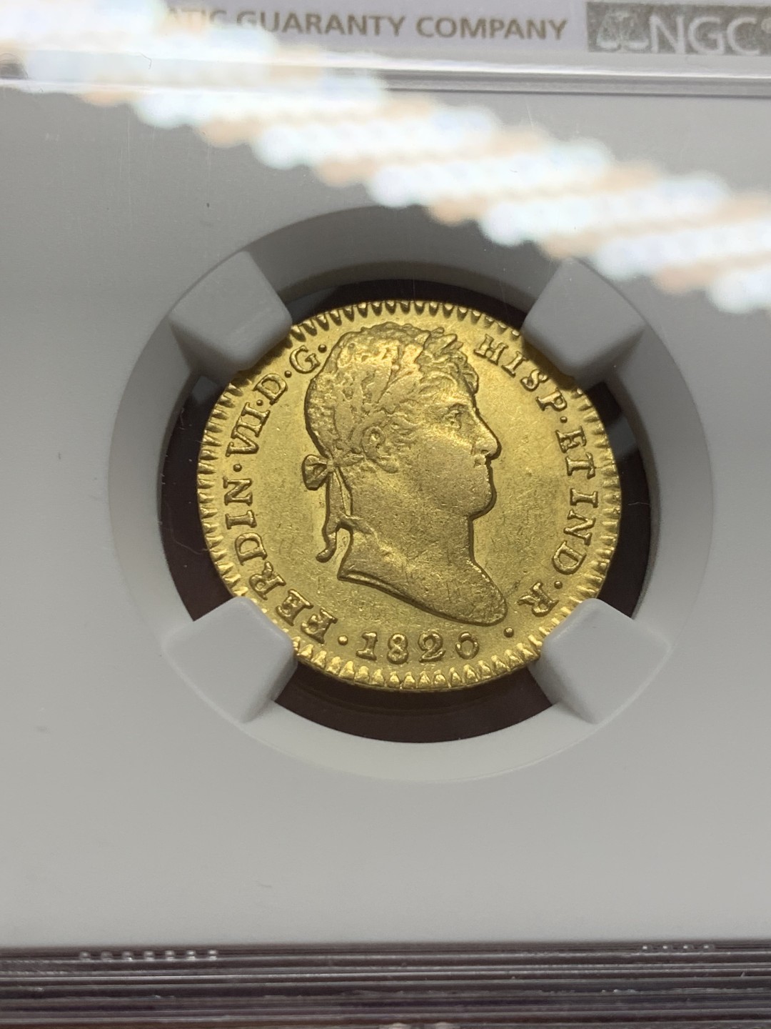 《竞宝斋》第131场-周日，周一连拍 (全场包邮) NGC-AU53 西班牙1820年 费尔南多七世 2埃斯库多金币 非常稀少的版式 品相细节都一流 严重低评