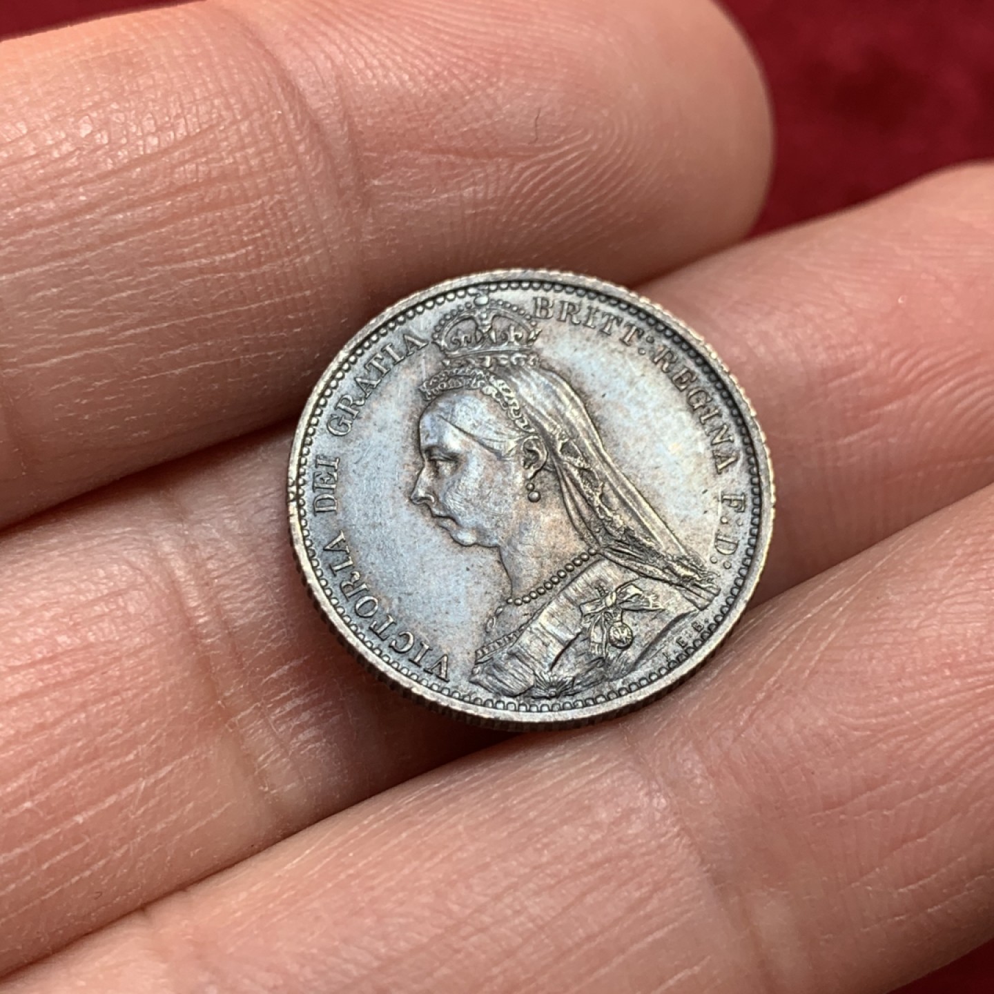 《竞宝斋》第131场-周日，周一连拍 (全场包邮) 五彩UNC英国1887年维多利亚高冠盾徽版6便士银币