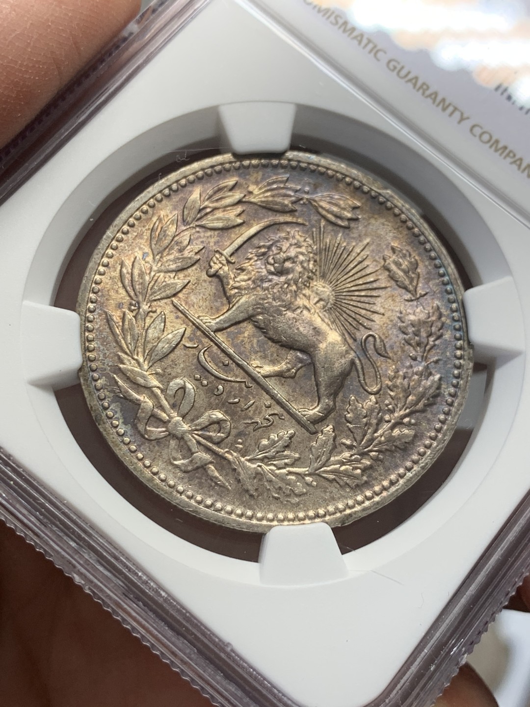 《竞宝斋》第131场-周日，周一连拍 (全场包邮) NGC-UNC 伊朗1902年 狮子拿刀 5000第纳尔五彩包浆 大银币 边缘个人认为是铸缺 NGC给的是边磕碰 可以重评