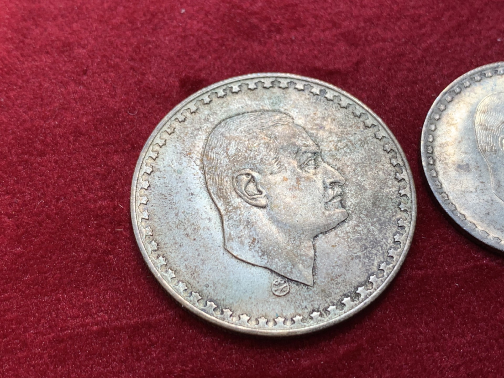 《竞宝斋》第131场-周日，周一连拍 (全场包邮) 埃及银币2枚，1970年纳赛尔总统50皮银币+25皮银币一对，UNC-BU品。逝去的阿拉伯世界领袖，法卢加之虎