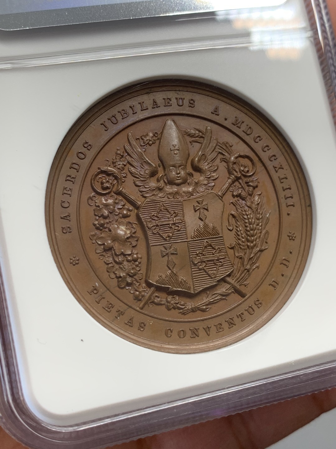 《竞宝斋》第131场-周日，周一连拍 (全场包邮) NGC MS66 奥地利1843豪斯宗教盾徽铜章淡淡五彩 高分巧克力铜章