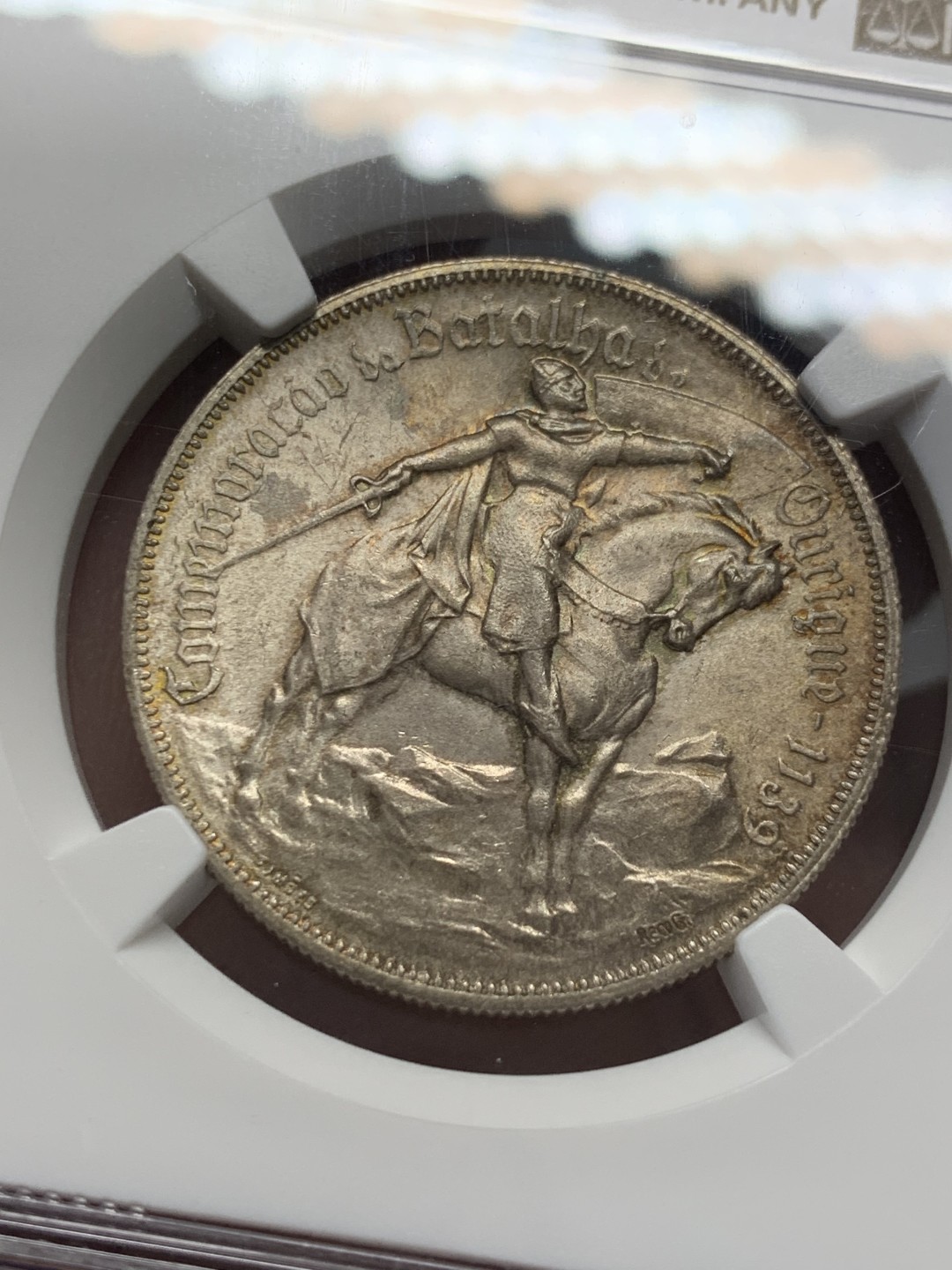 《竞宝斋》第131场-周日，周一连拍 (全场包邮) NGC-MS65 葡萄牙1928年“奥利给战役”马剑10埃斯库多银币 五彩包浆 顶级品相