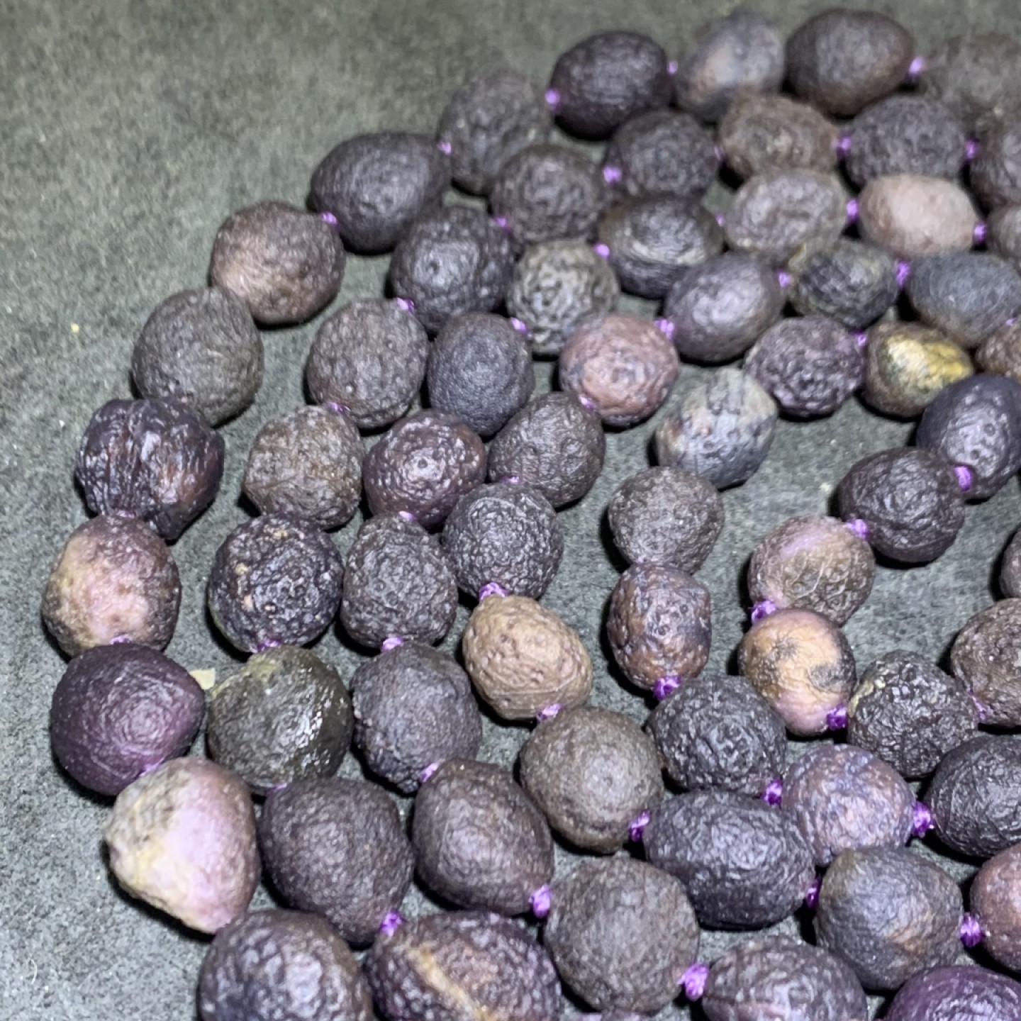 精美戈壁紫罗兰葡萄干大颗粒高圆度筋脉原石108项链一条！