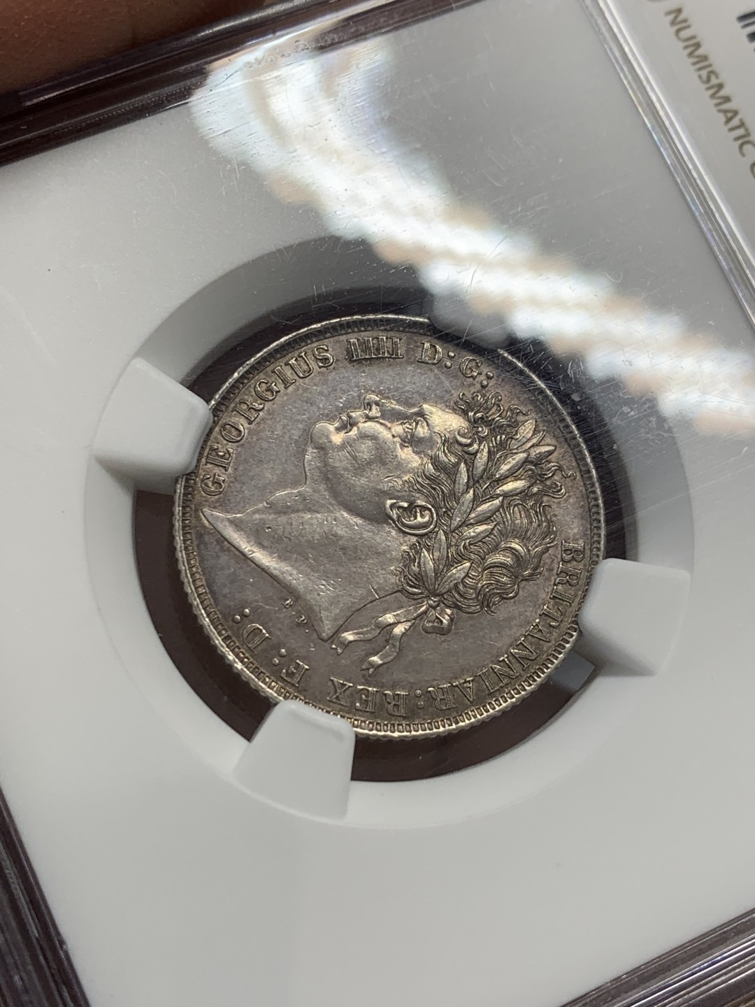 《竞宝斋》第131场-周日，周一连拍 (全场包邮) NGC-AU55 英国 1821年乔治四世三花版1先令银币 著名单年版本，漂亮的三花。实物转光，状态很好，给分略显保守