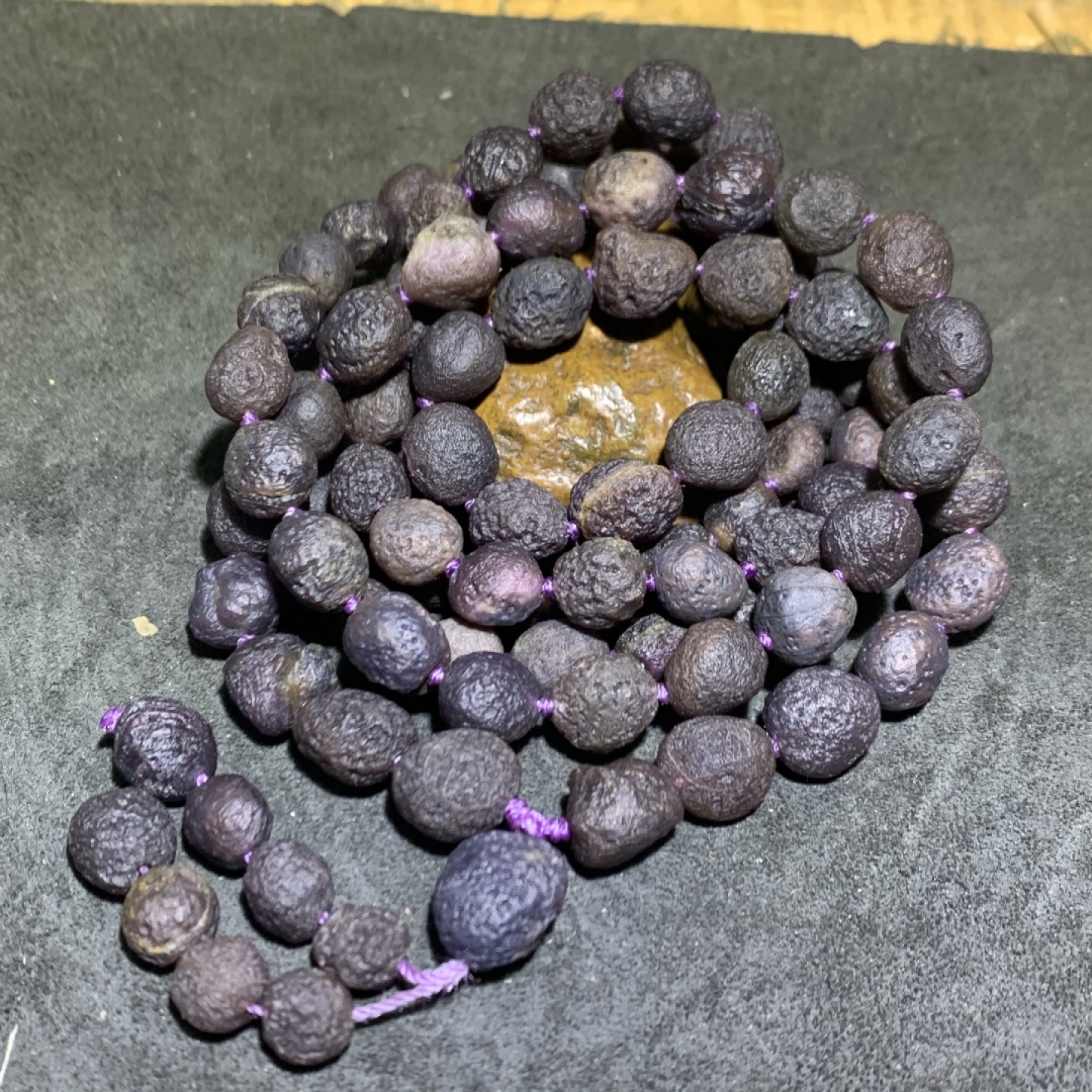 精美戈壁紫罗兰葡萄干大颗粒高圆度筋脉原石108项链一条！