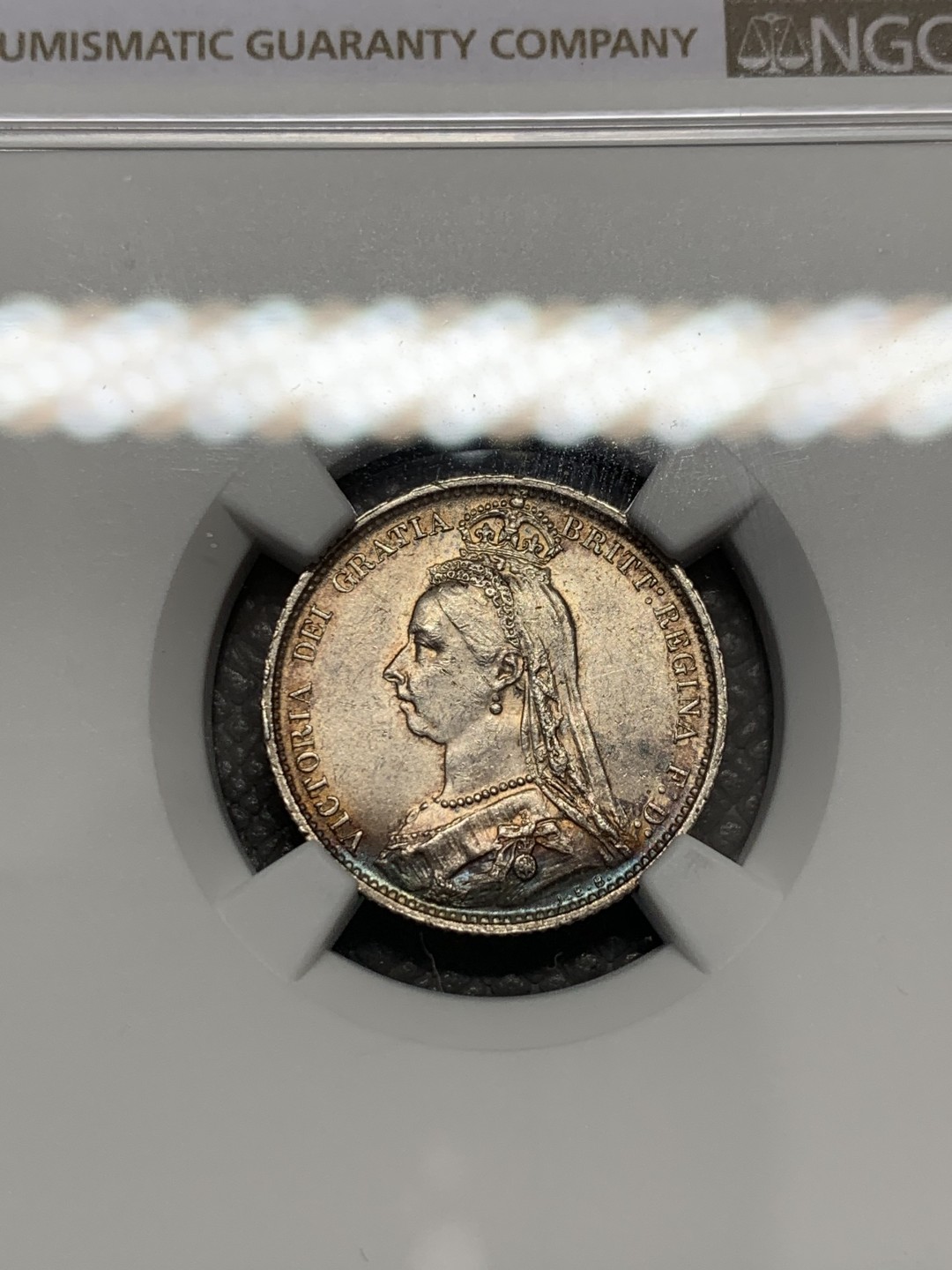 《竞宝斋》第131场-周日，周一连拍 (全场包邮) NGC MS61 1887年英国维多利亚6便士 正面带彩 盾徽版