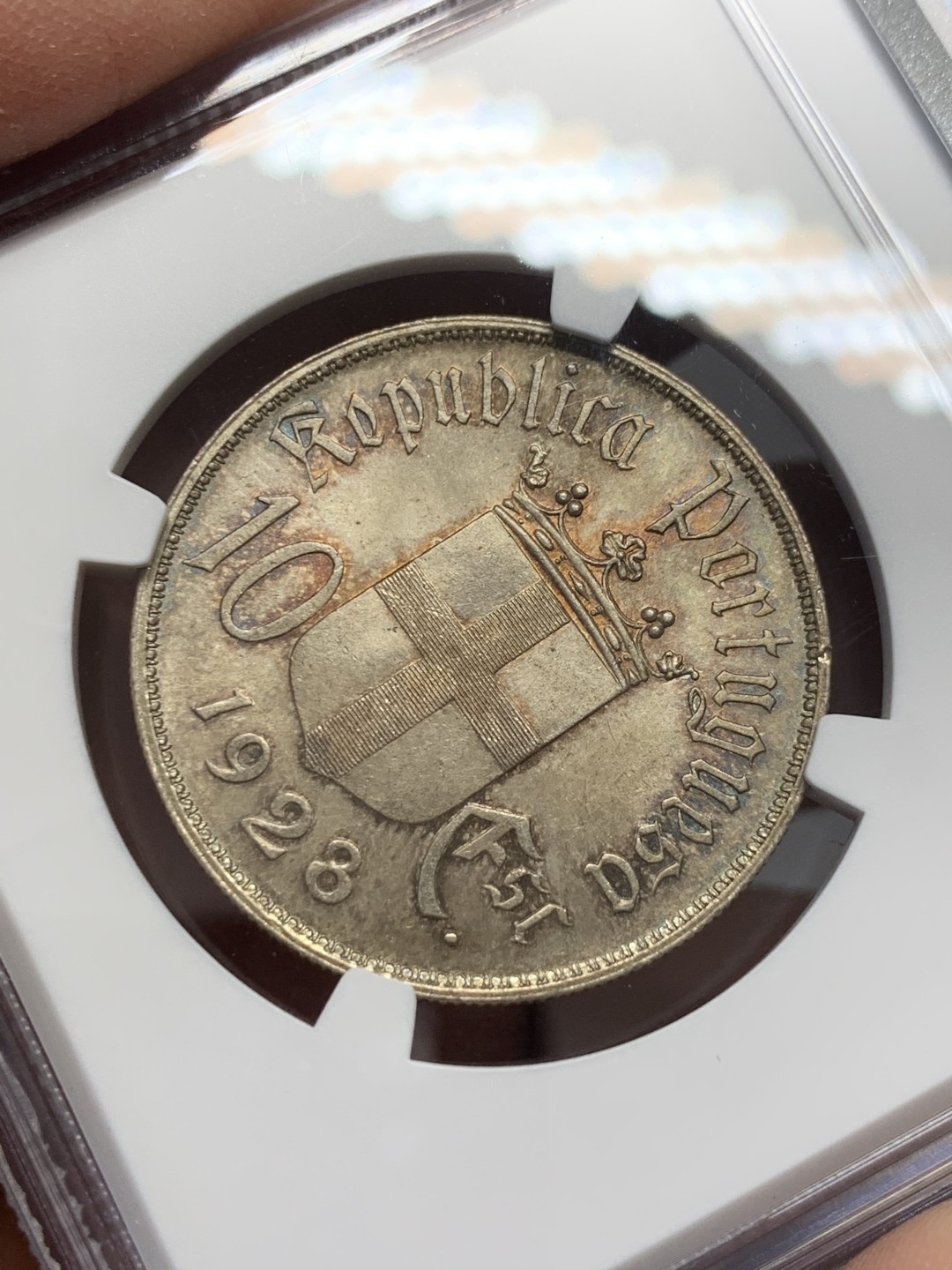 《竞宝斋》第131场-周日，周一连拍 (全场包邮) NGC-MS65 葡萄牙1928年“奥利给战役”马剑10埃斯库多银币 五彩包浆 顶级品相