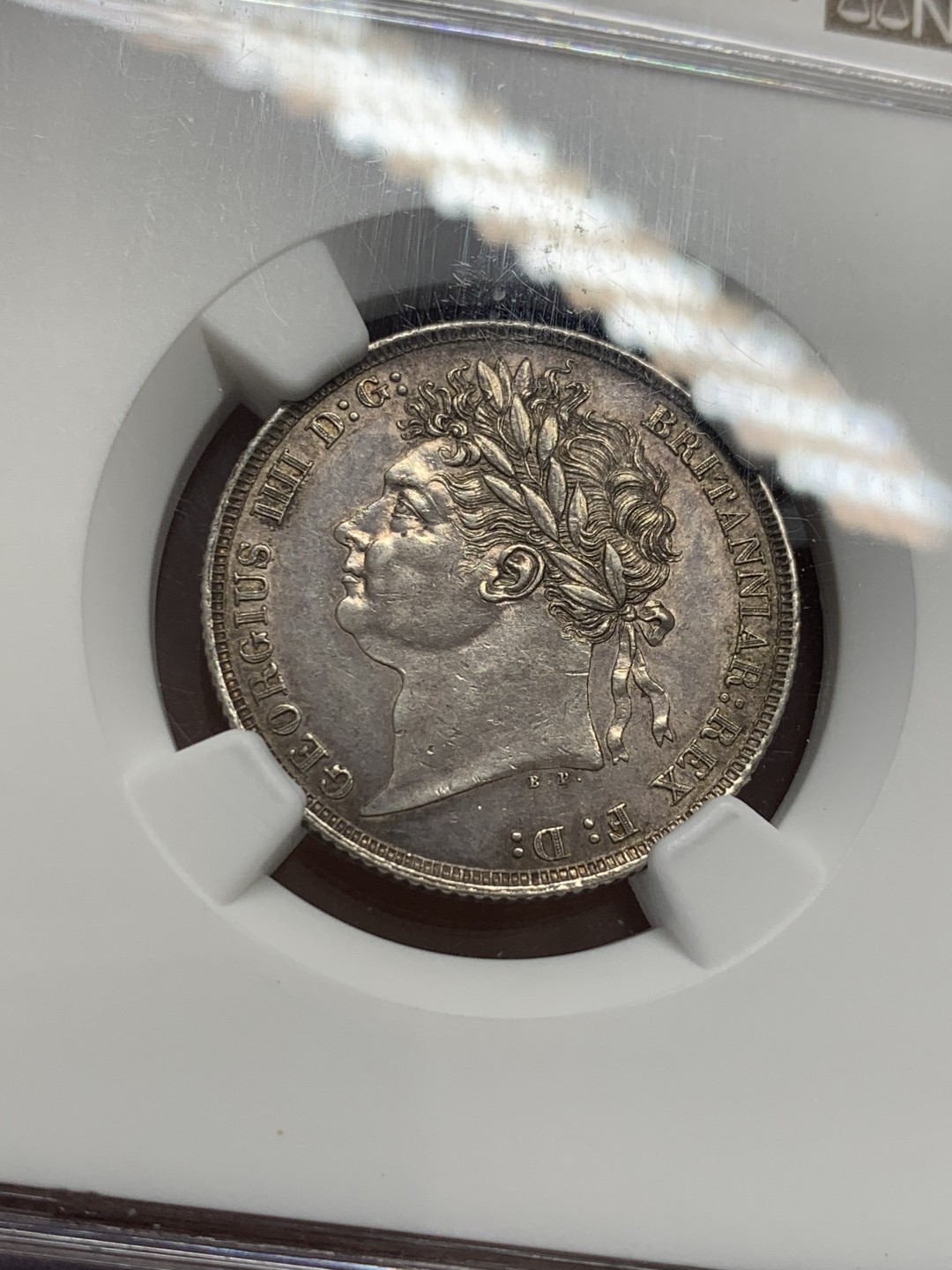 《竞宝斋》第131场-周日，周一连拍 (全场包邮) NGC-AU55 英国 1821年乔治四世三花版1先令银币 著名单年版本，漂亮的三花。实物转光，状态很好，给分略显保守