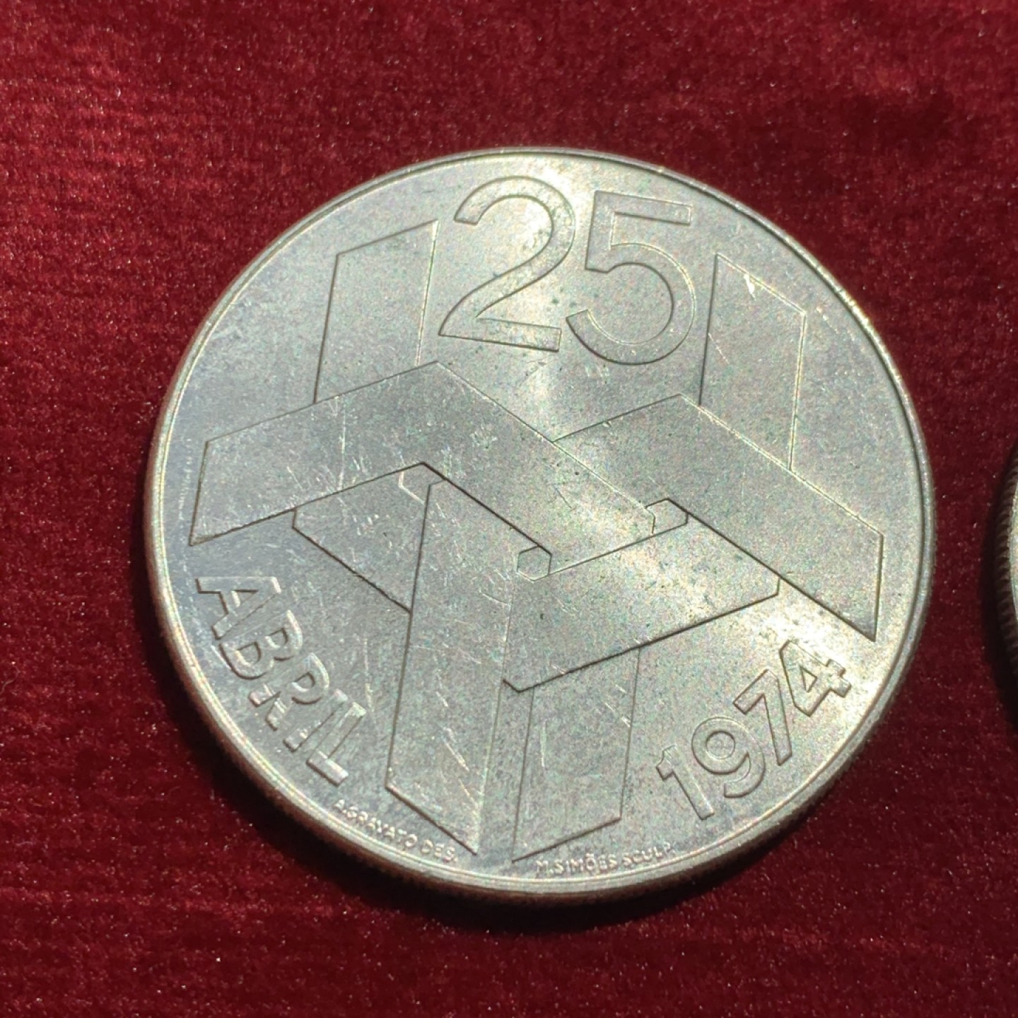 《竞宝斋》第131场-周日，周一连拍 (全场包邮) 葡萄牙1974年 康乃馨革命纪念100/250埃斯库多银币一对 总重40克