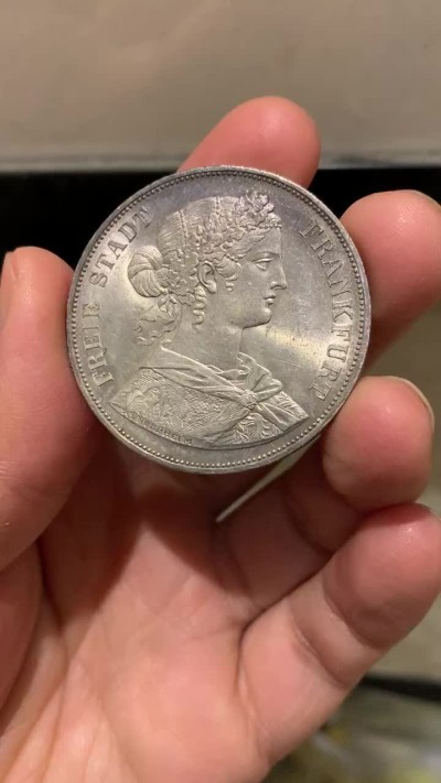 《竞宝斋》第131场-周日，周一连拍 (全场包邮) 1862年 法兰克福少女2泰勒银币，德系热门，UNC品相