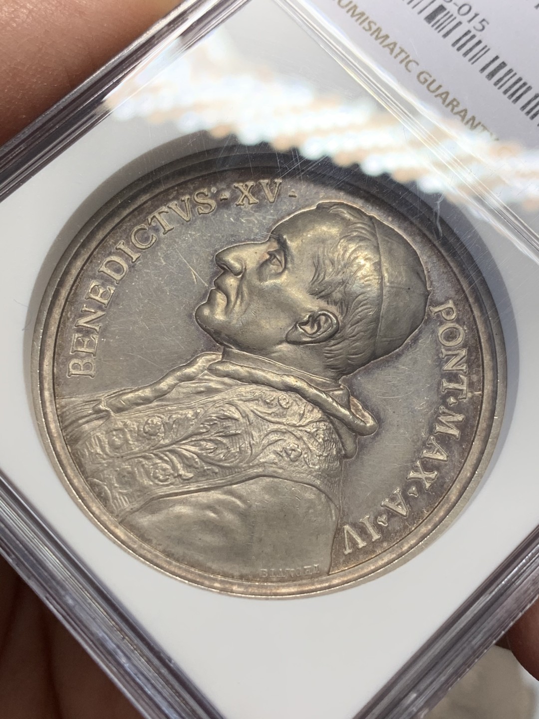 《竞宝斋》第131场-周日，周一连拍 (全场包邮) NGC MS63 1916年梵蒂冈教皇本笃十五世高浮雕精美银章 镜面底板 精美绝伦