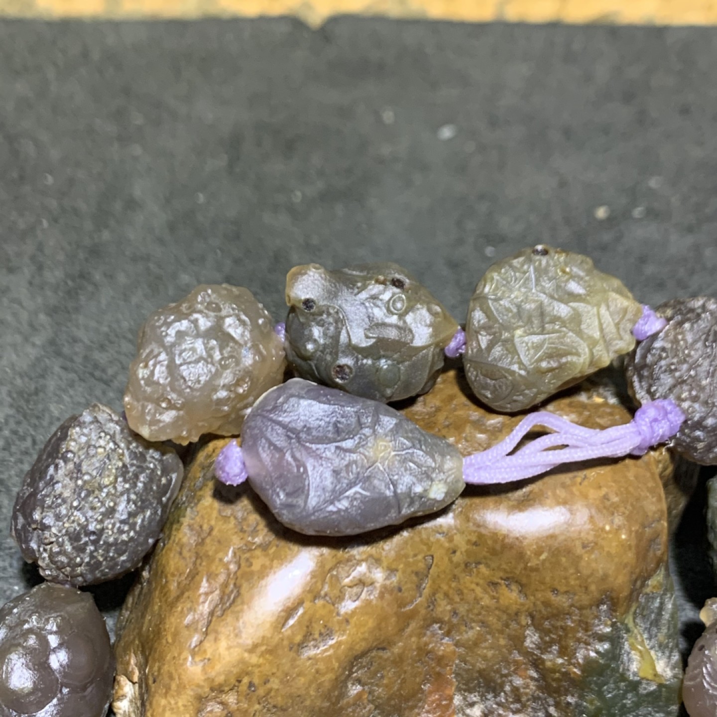 精美戈壁冰透筋脉玛瑙原石手串一条，