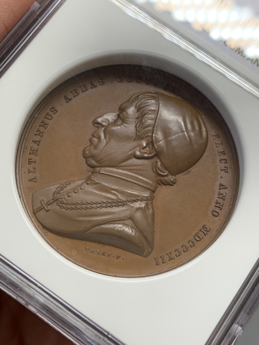 《竞宝斋》第131场-周日，周一连拍 (全场包邮) NGC MS66 奥地利1843豪斯宗教盾徽铜章淡淡五彩 高分巧克力铜章