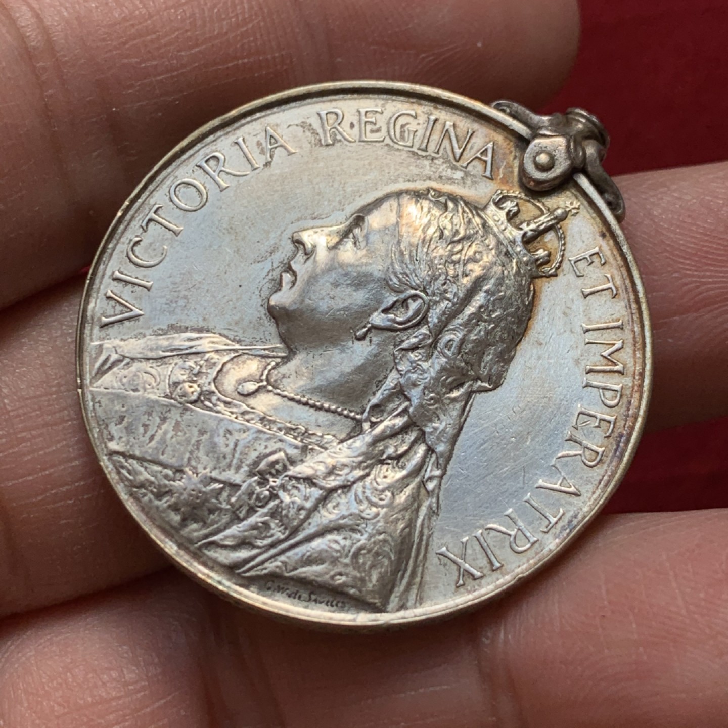 《竞宝斋》第131场-周日，周一连拍 (全场包邮) 英国 维多利亚女皇 南非布尔战争银质奖章，老维披纱像，实授带边铭。日不落帝国由盛转衰的历史节点，大耗国力的远征