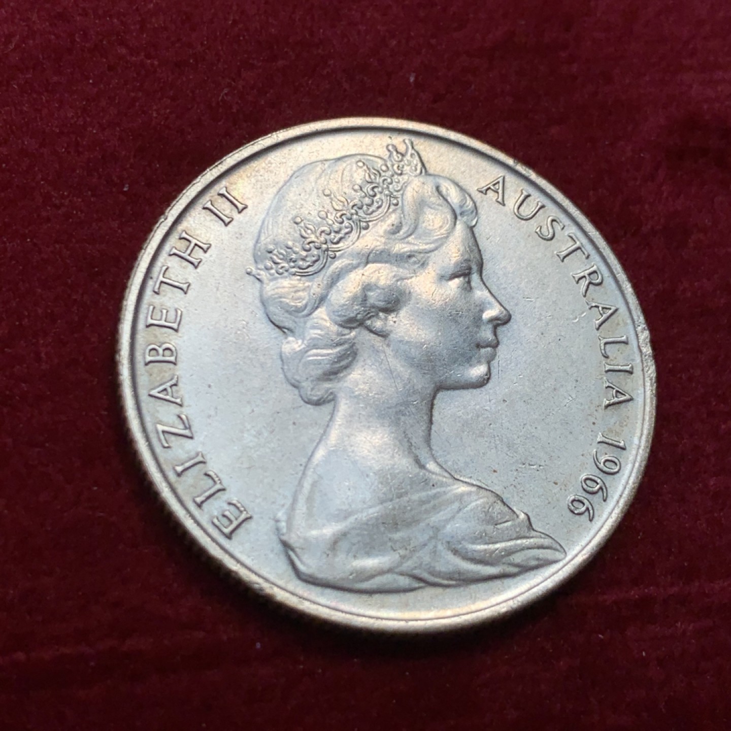 《竞宝斋》第131场-周日，周一连拍 (全场包邮) 1966年 伊丽莎白二世 澳大利亚50分银币，银质末版。青年女王头像，红袋鼠与鸸鹋