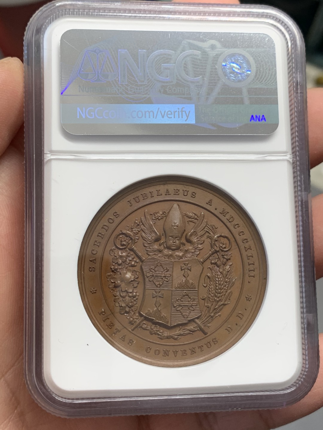 《竞宝斋》第131场-周日，周一连拍 (全场包邮) NGC MS66 奥地利1843豪斯宗教盾徽铜章淡淡五彩 高分巧克力铜章