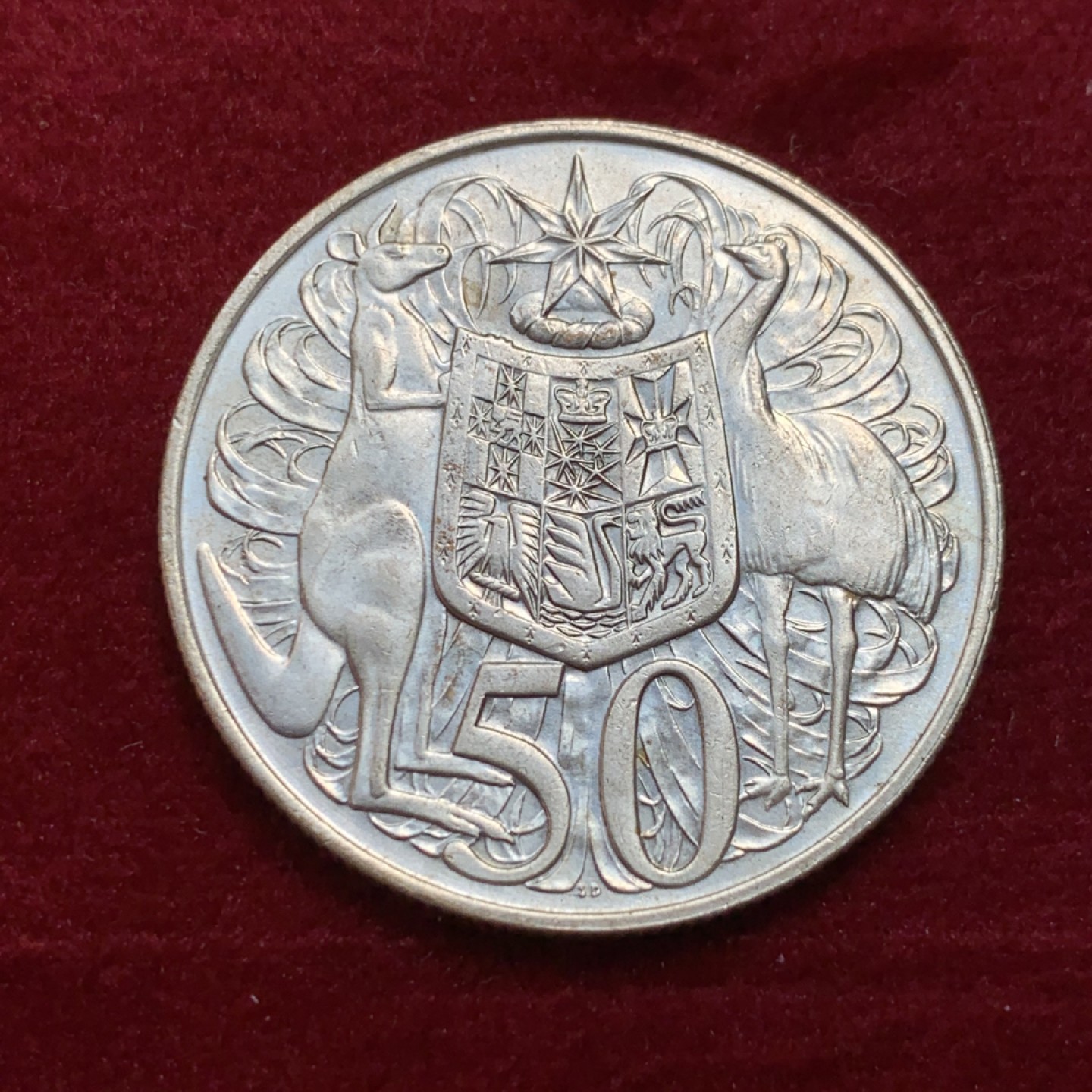 《竞宝斋》第131场-周日，周一连拍 (全场包邮) 1966年 伊丽莎白二世 澳大利亚50分银币，银质末版。青年女王头像，红袋鼠与鸸鹋