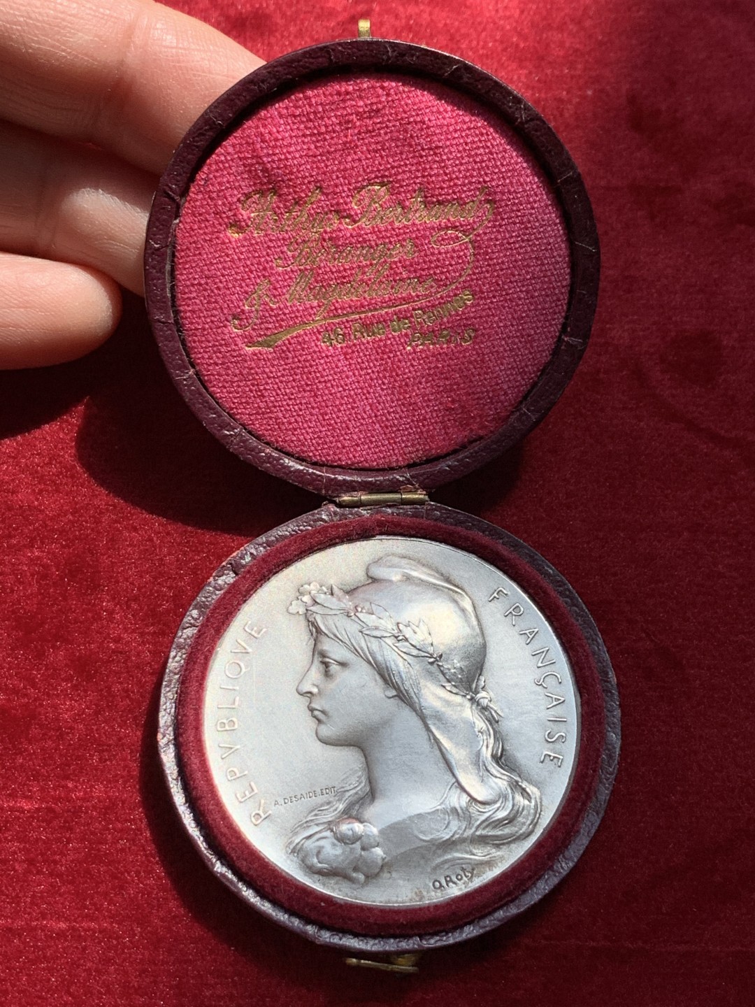 《竞宝斋》第131场-周日，周一连拍 (全场包邮) 法国 玛丽安娜女神镀银大铜章，罗蒂作品，带签名。奖章性质，Roty的另一款玛丽安娜，同样经典的设计。带无损原盒