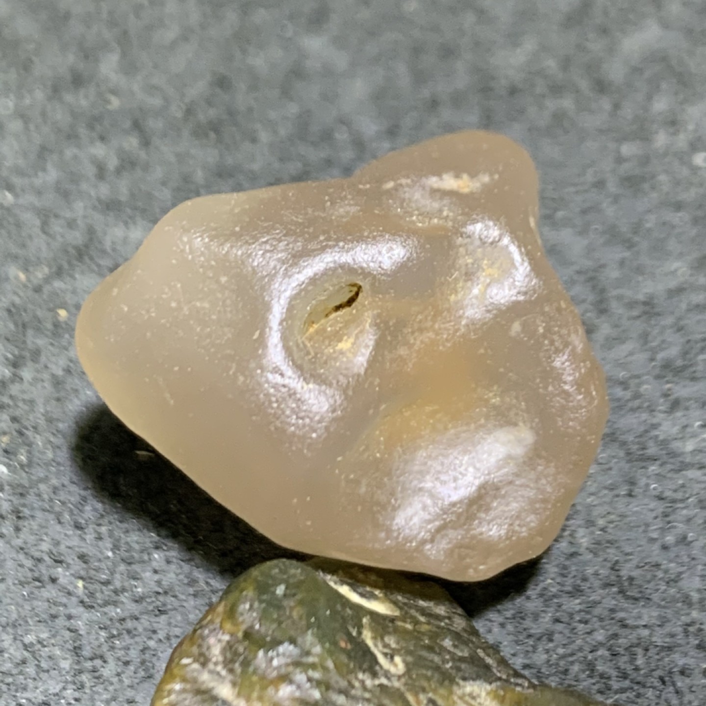 放福利！精美天然戈壁孔洞糖心玛瑙原石一颗，