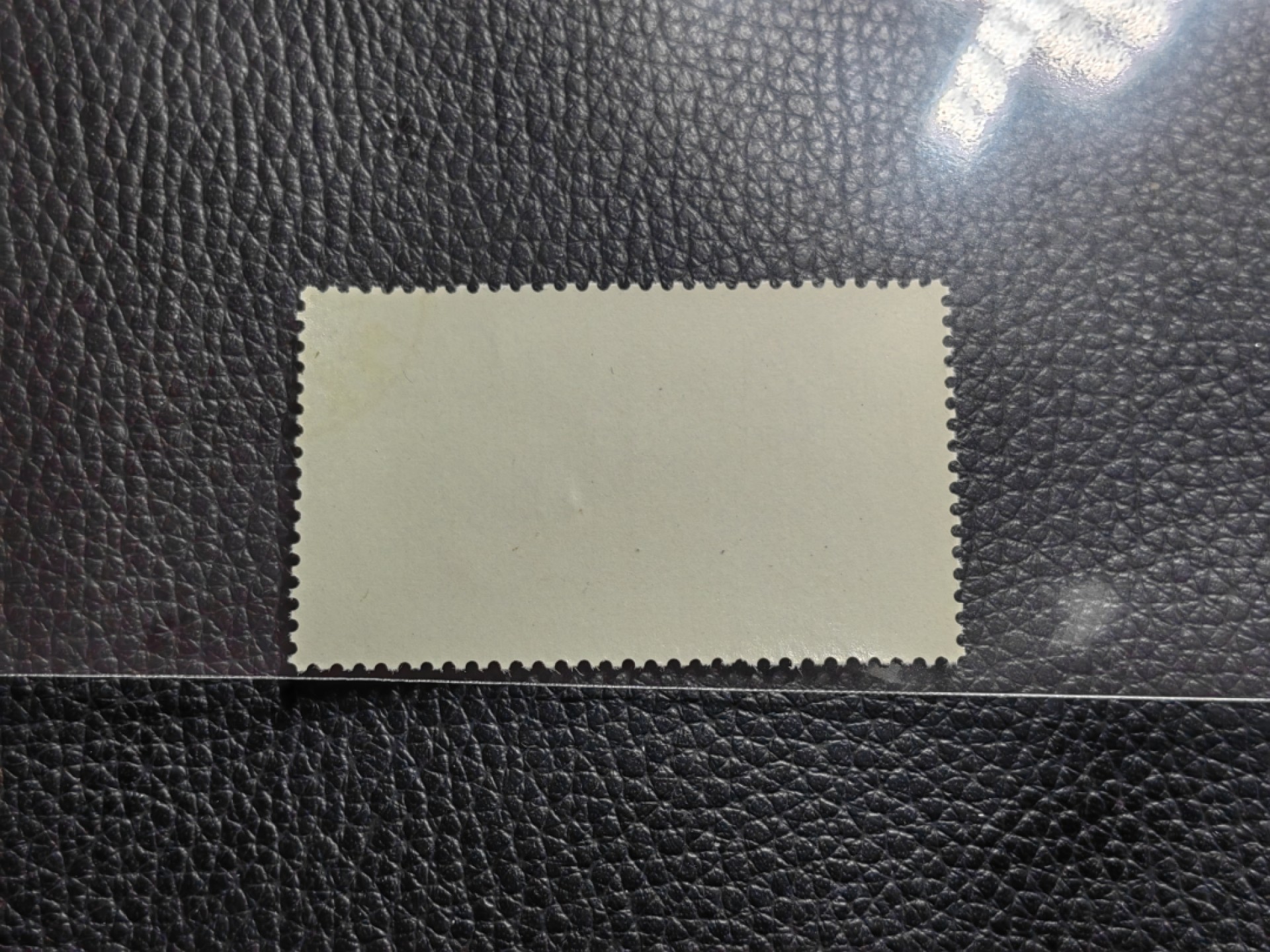 洪涛臻品批发群  精选邮票限时拍卖第一百六十二期 特67石油盖销  总筋  5-5一枚，版撕全品嘎嘎绝，可评级，白胶润泽，总筋一枚价值不低，占到了全套票价格的一大半以上。总筋可以单独收藏，喜欢不要错过