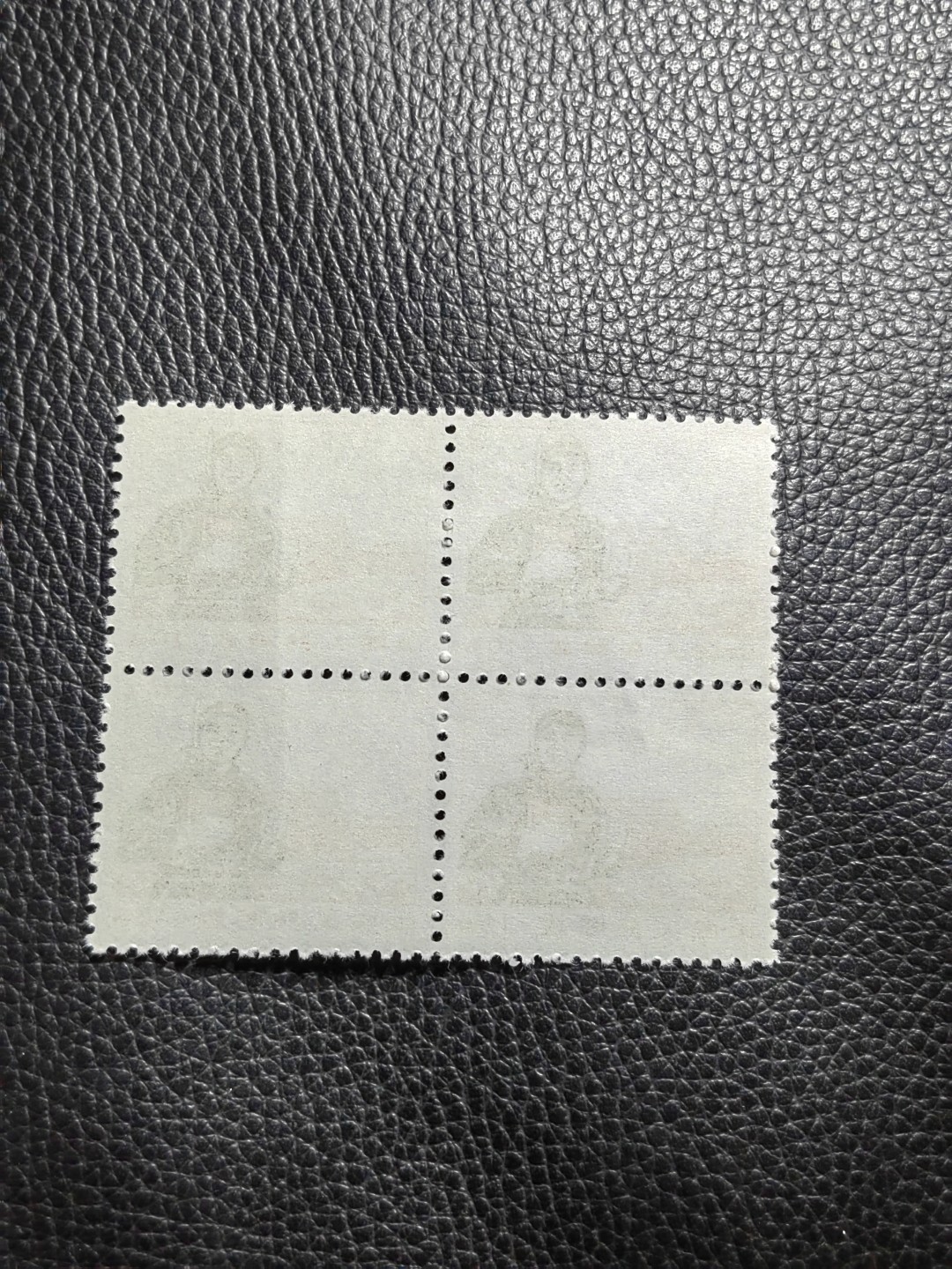 洪涛臻品批发群  精选邮票限时拍卖第一百六十二期 普无号  10分解放军  4方连，个别轻微软折，光芒四射，正红背白，非常漂亮，集邮册中必不可少的一组，版撕精品小票，多多益善，价值洼地，全品可评级，所有拍品包过灯，注意捡漏