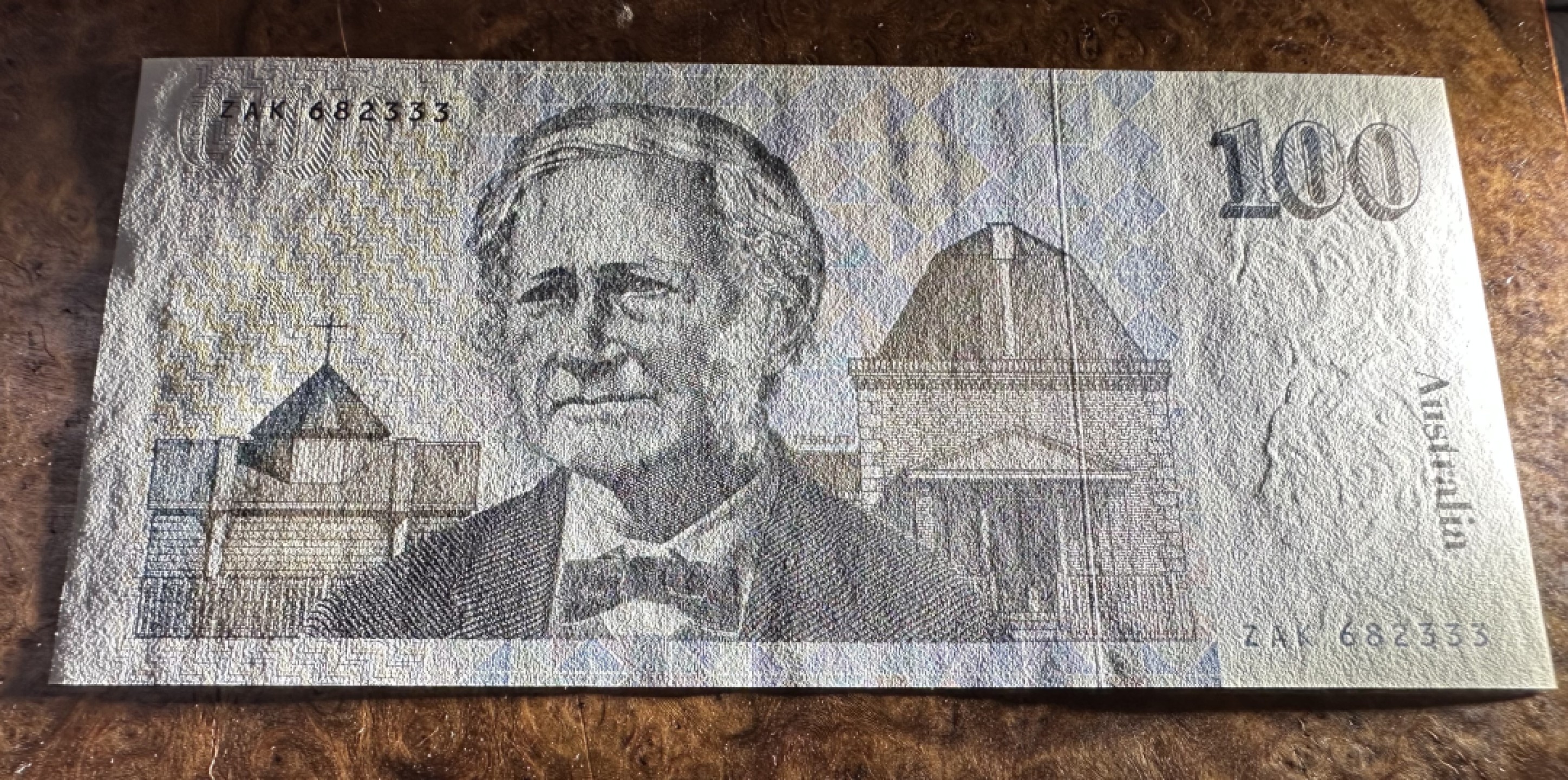 Chase Auction 第16期 - - 外钞、民国钞和一版人民币混合场！ 澳大利亚100元，毛线帽，豹子号，品相如图！全新UNC！