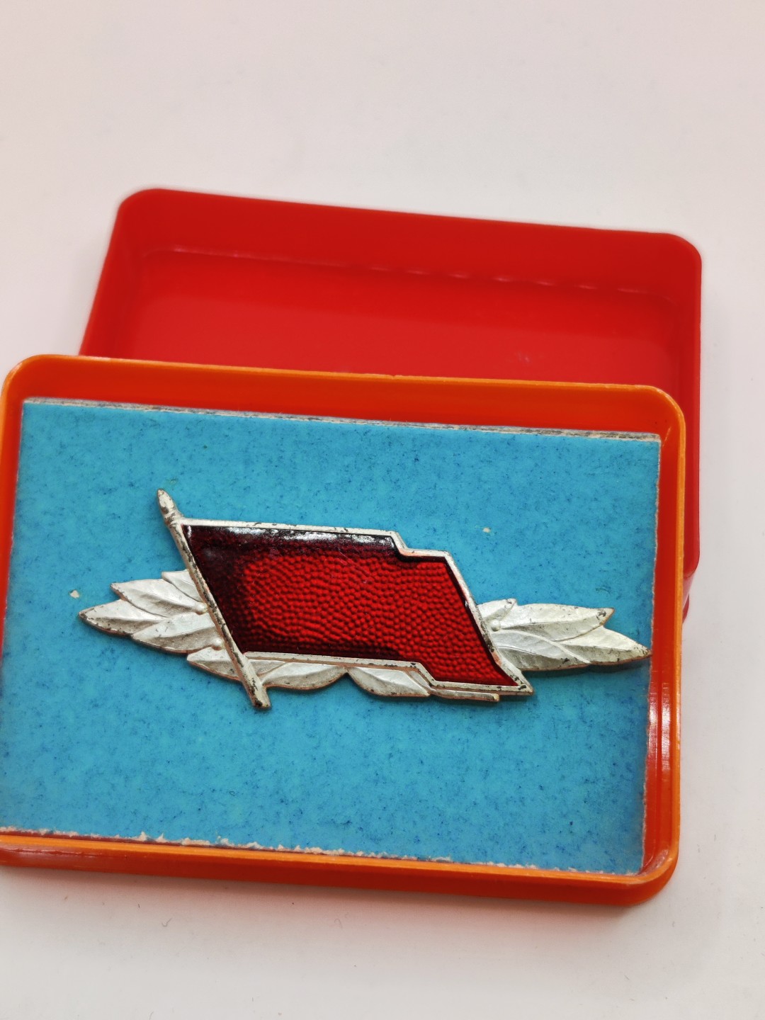 全场0元起拍 第27期 咸鱼国勋章拍卖专场 2月5日（周日）下午6：00开始  右边东德工人战斗队优秀队员徽章小红旗银级