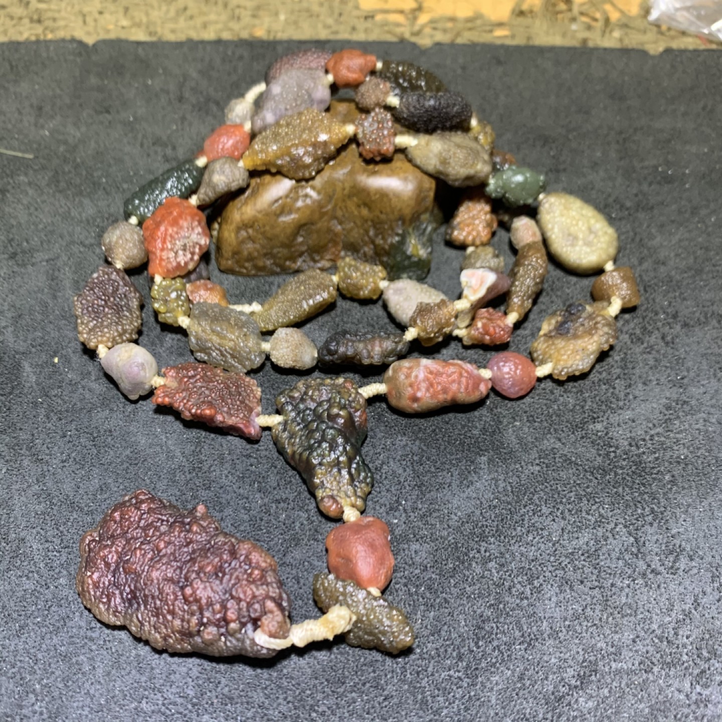 精美新疆黑山筋脉石玛瑙原石项链一条，