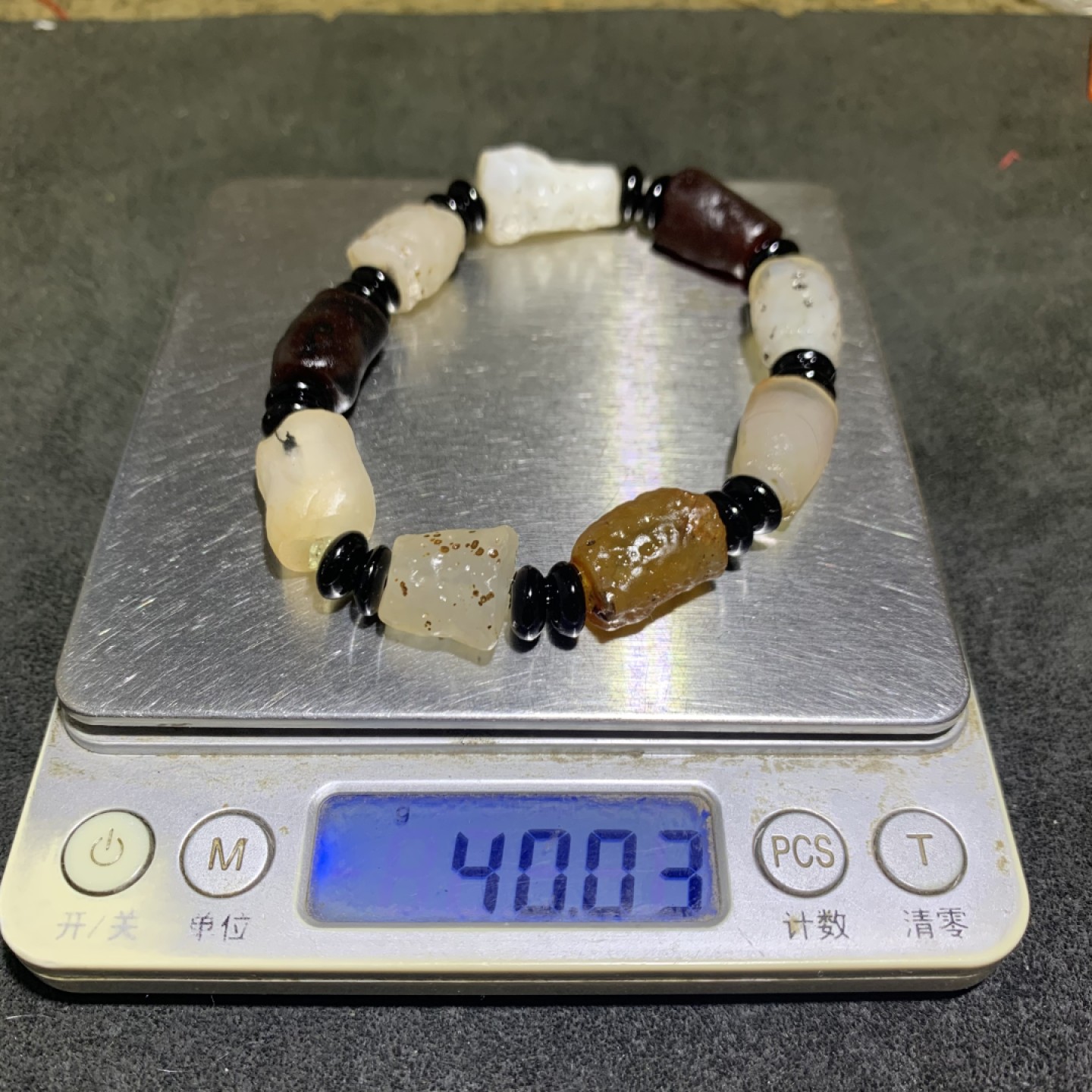 精美戈壁天然管状玛瑙原石手串一条，