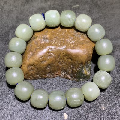 天然新疆且末料和田玉老型桶珠手串一条， - 天然新疆且末料和田玉老型桶珠手串一条，