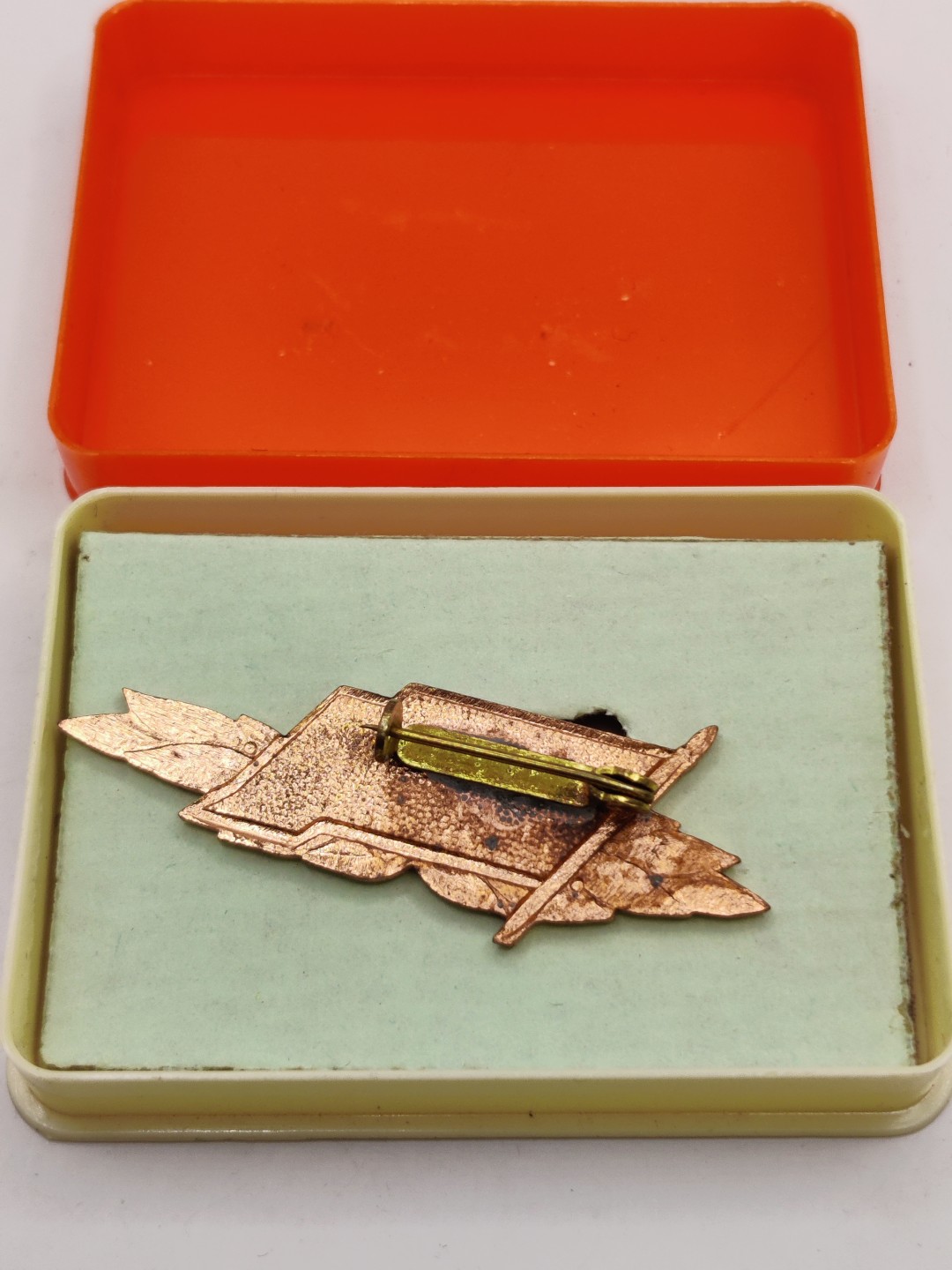 全场0元起拍 第27期 咸鱼国勋章拍卖专场 2月5日（周日）下午6：00开始 东德工人战斗队优秀队员徽章小红旗铜级