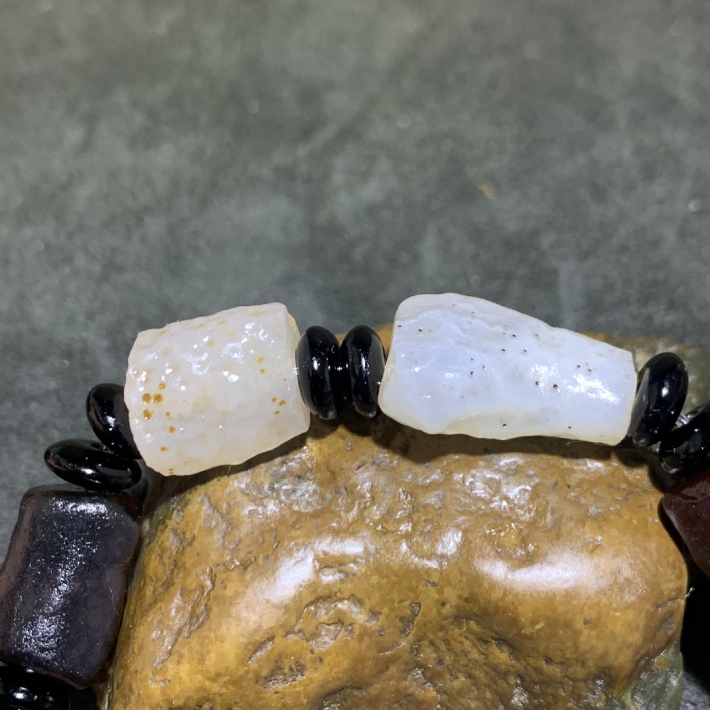 精美戈壁天然管状玛瑙原石手串一条，
