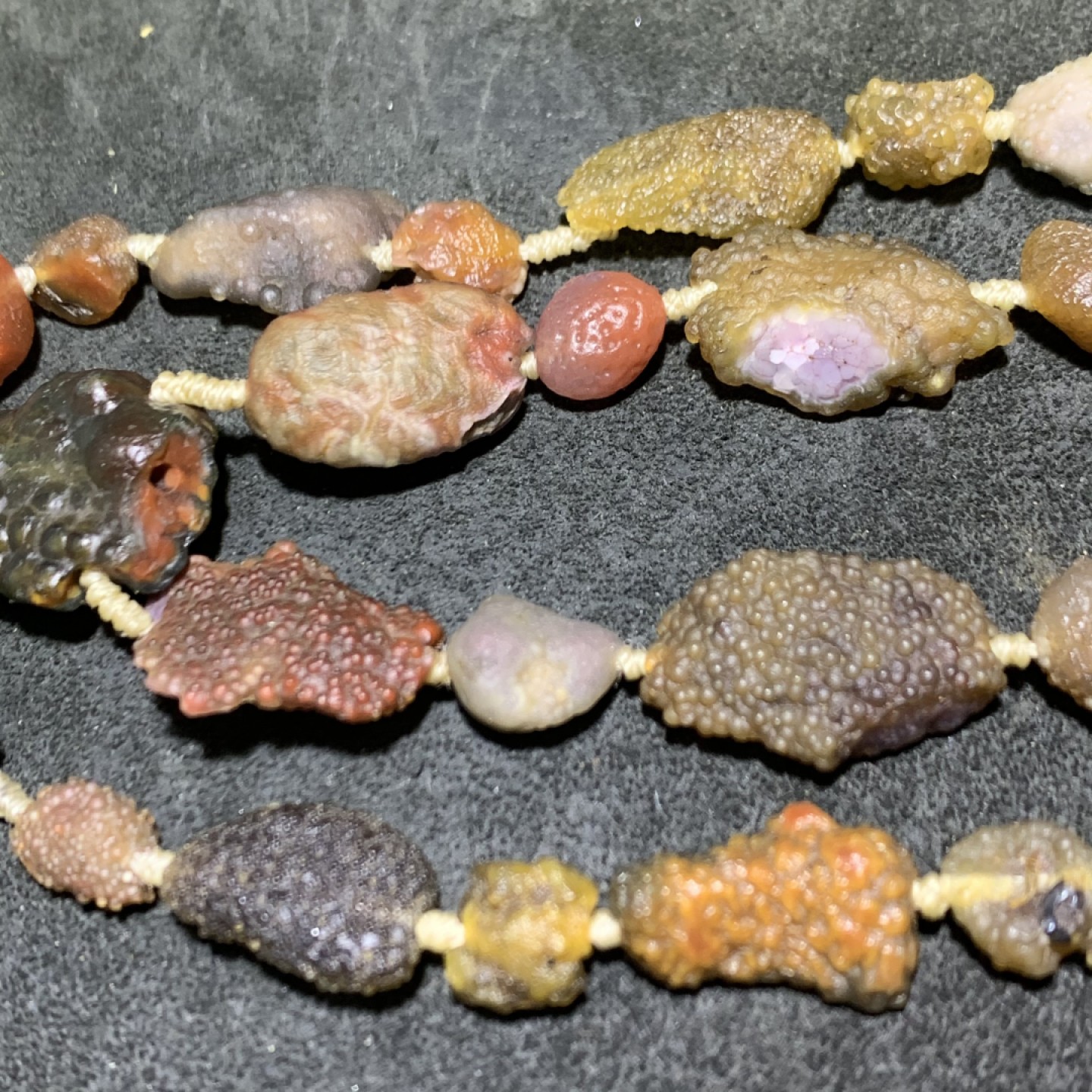 精美新疆黑山筋脉石玛瑙原石项链一条，