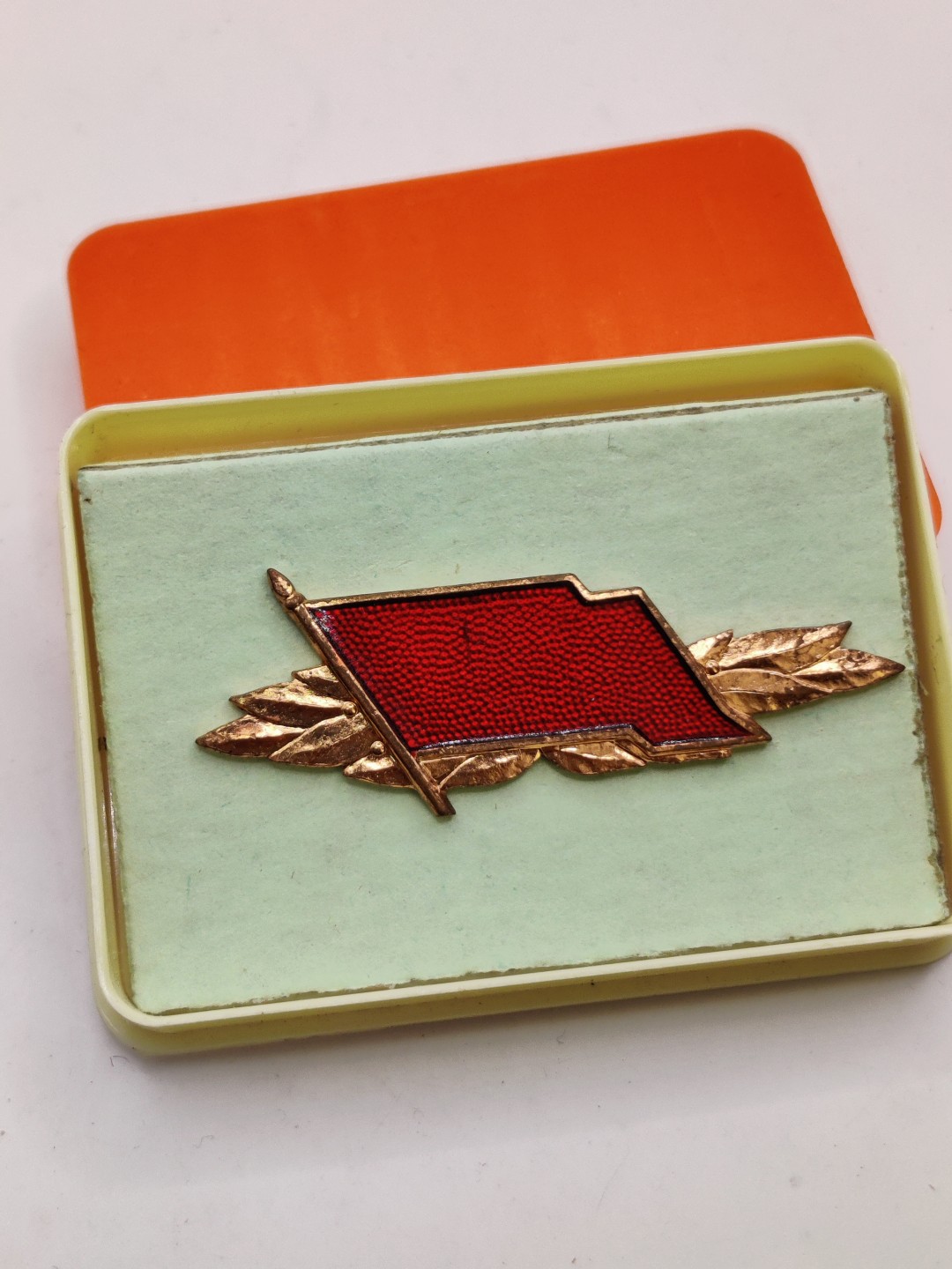 全场0元起拍 第27期 咸鱼国勋章拍卖专场 2月5日（周日）下午6：00开始 东德工人战斗队优秀队员徽章小红旗铜级