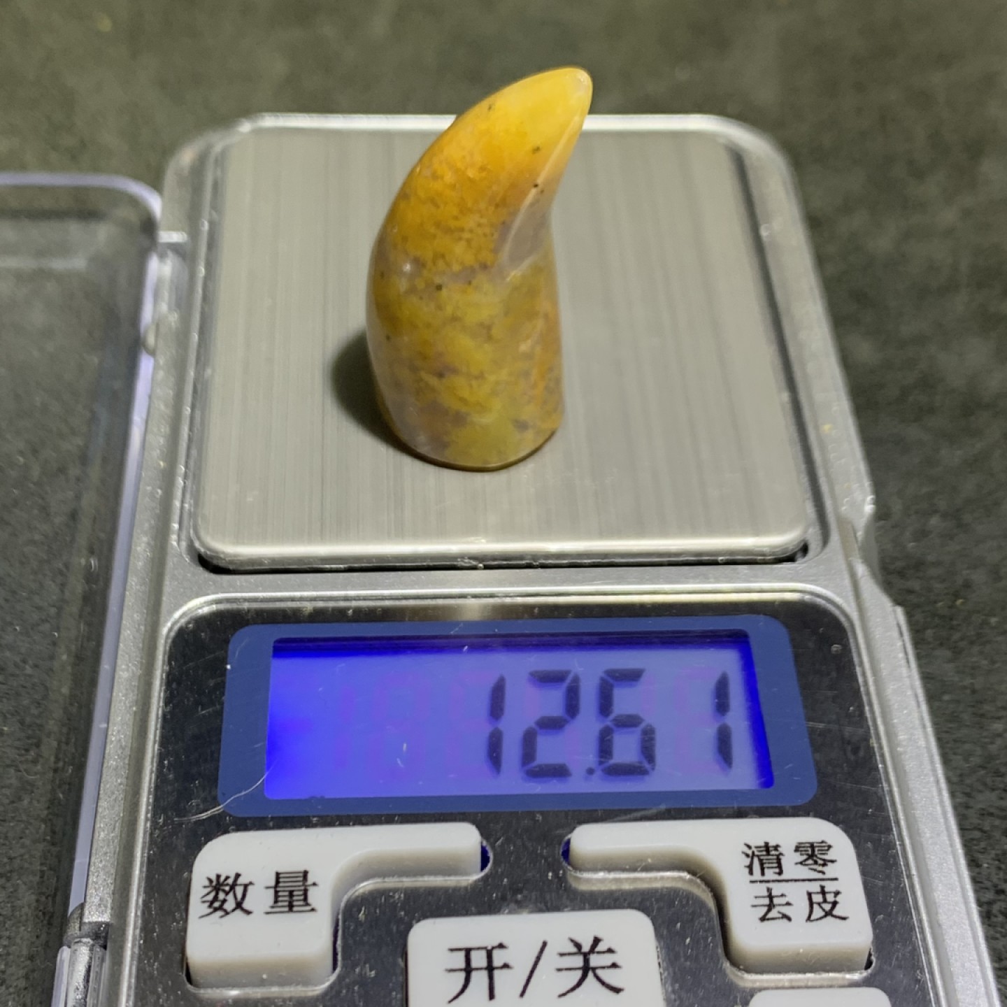 精美战国红玛瑙黄金草花牙形吊坠一个