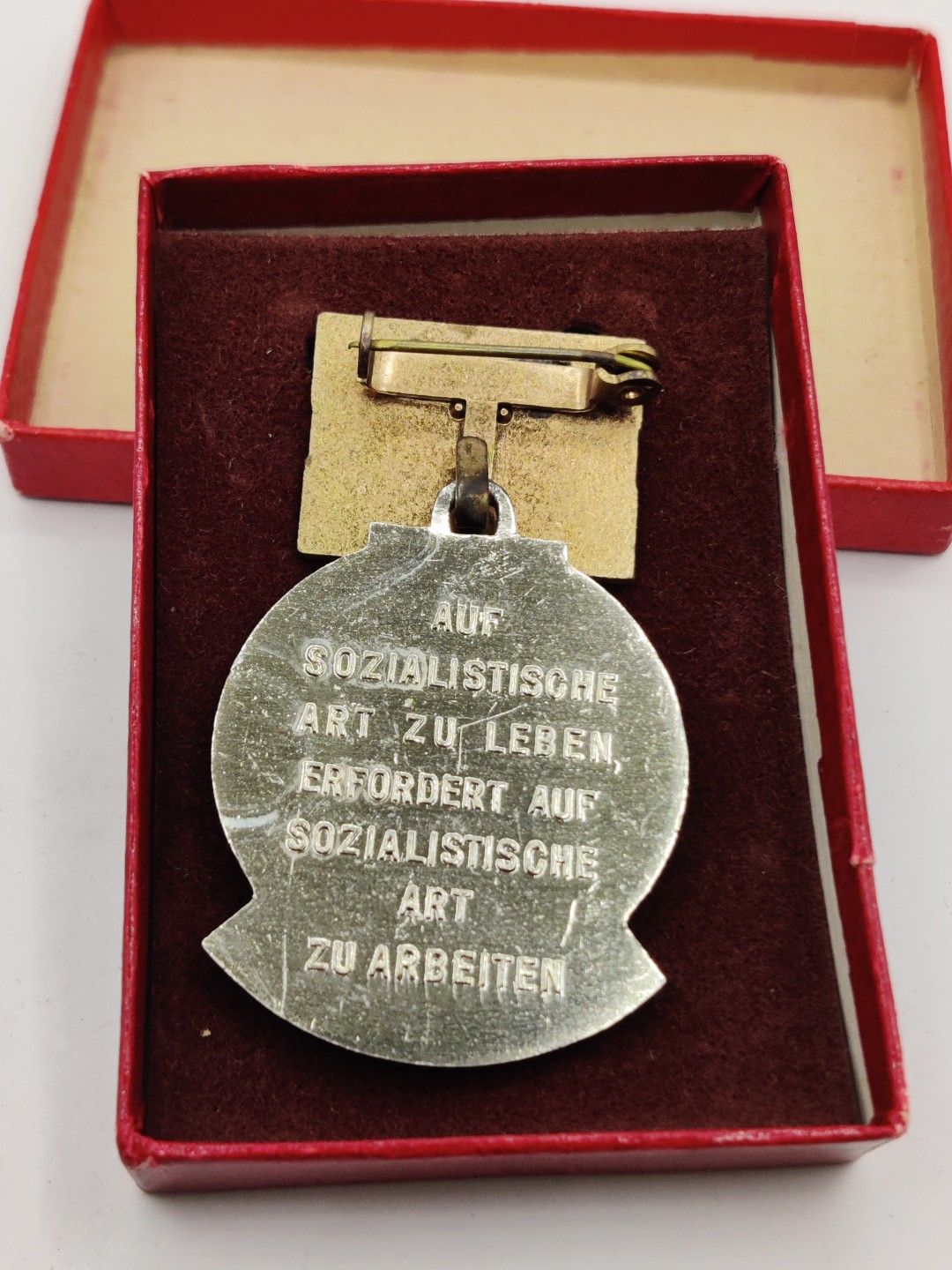 全场0元起拍 第27期 咸鱼国勋章拍卖专场 2月5日（周日）下午6：00开始 东德七年计划积极分子奖章 珐琅上挂