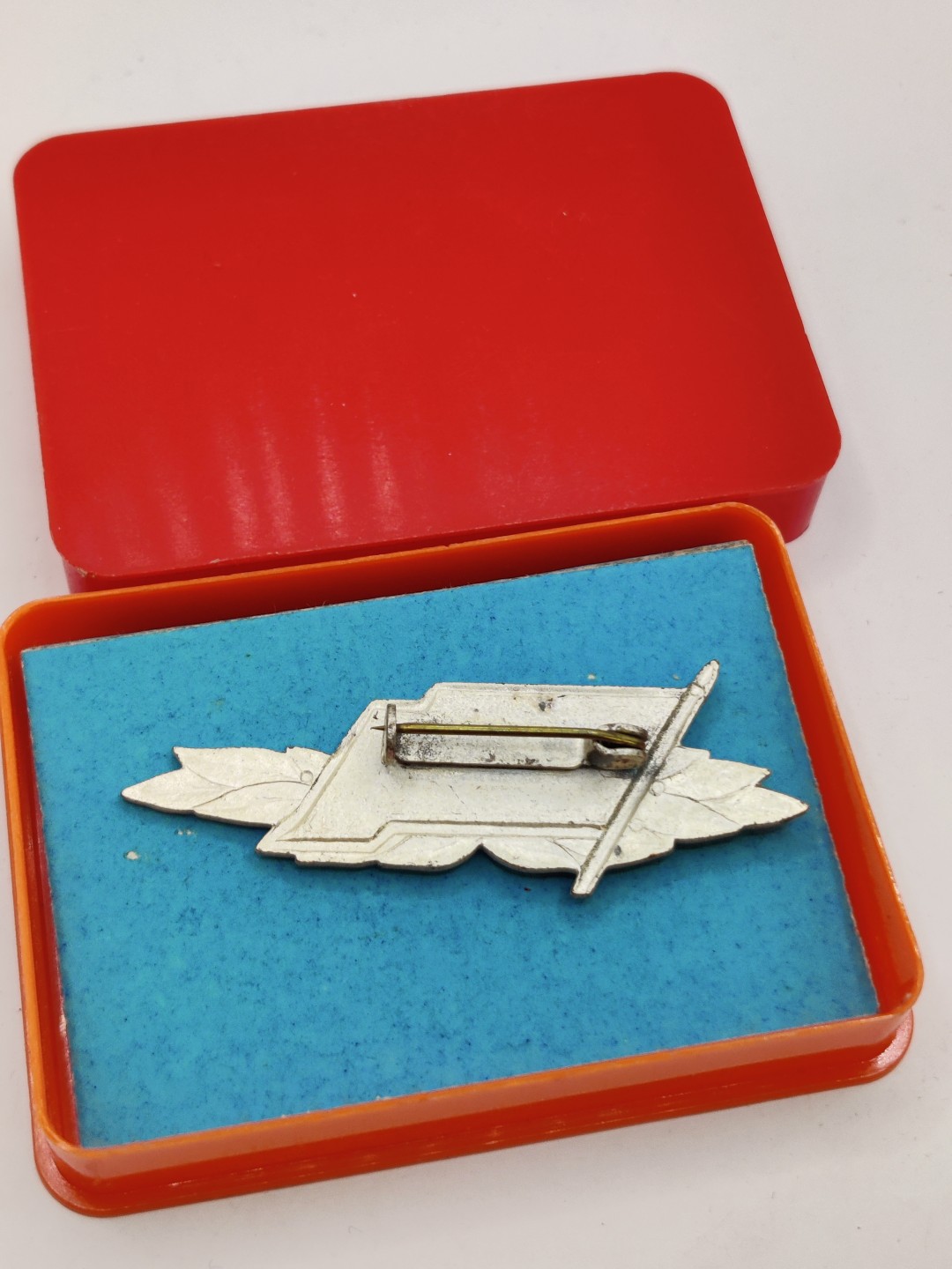 全场0元起拍 第27期 咸鱼国勋章拍卖专场 2月5日（周日）下午6：00开始  右边东德工人战斗队优秀队员徽章小红旗银级