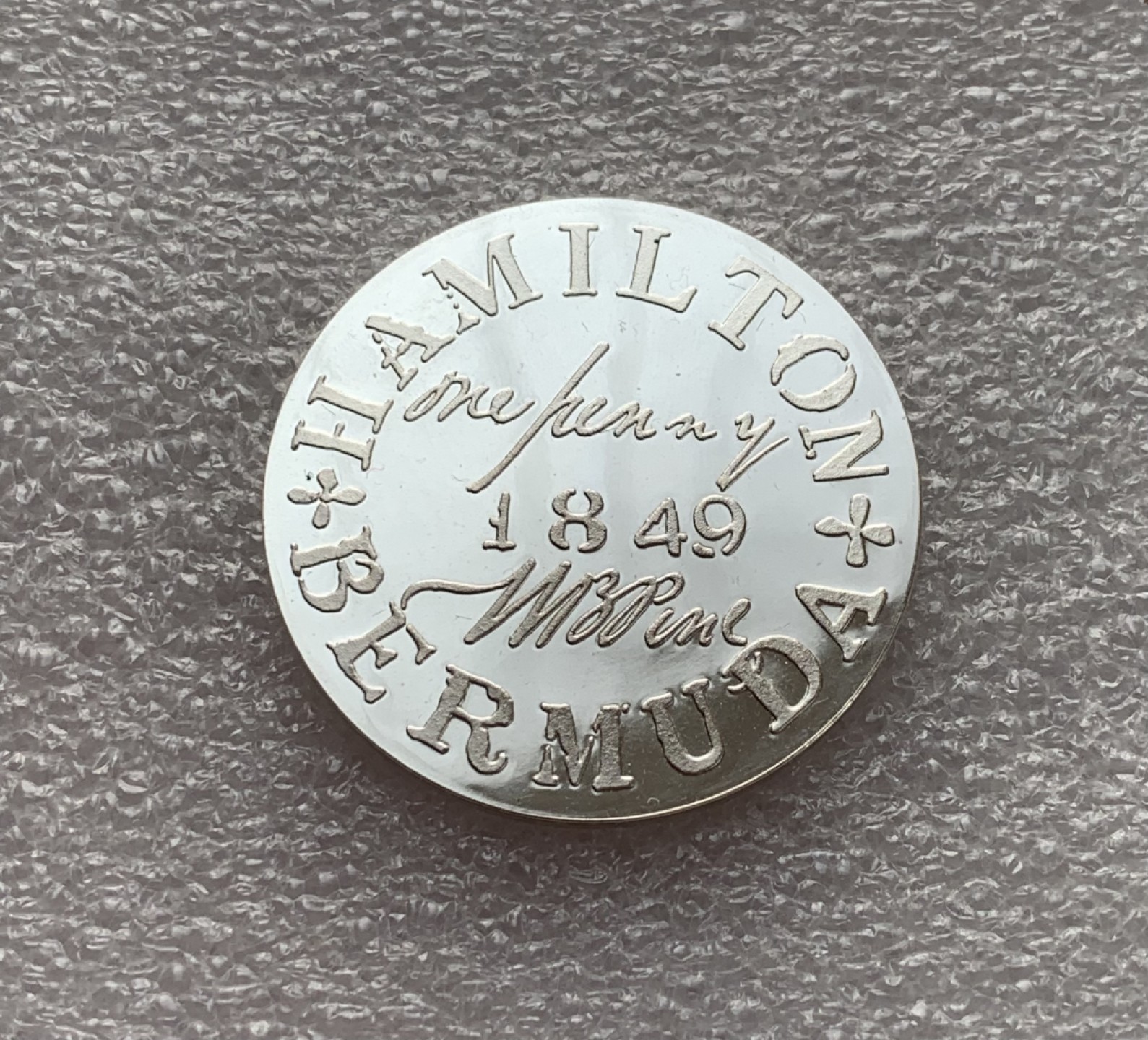 瓶子🏺第77期拍卖会 世界邮政百慕达群岛1848-1849年珍稀银质邮票14.78克32毫米