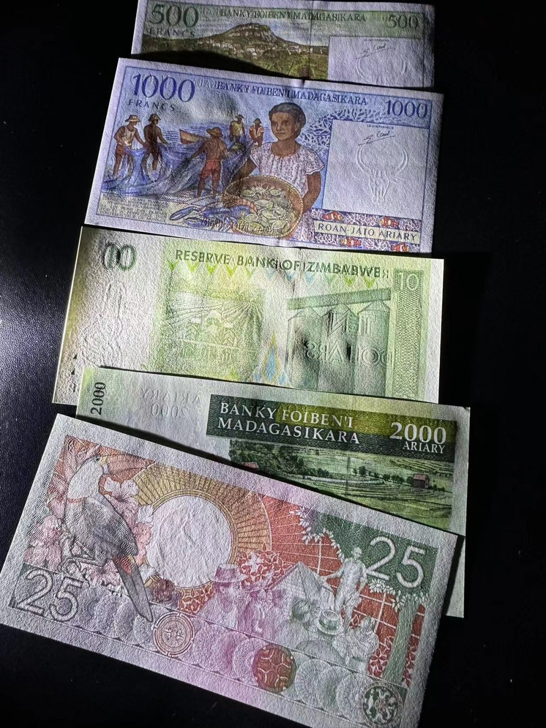 《外钞收藏家》第二百三十六期 四个国家5张纸币一起 全新UNC