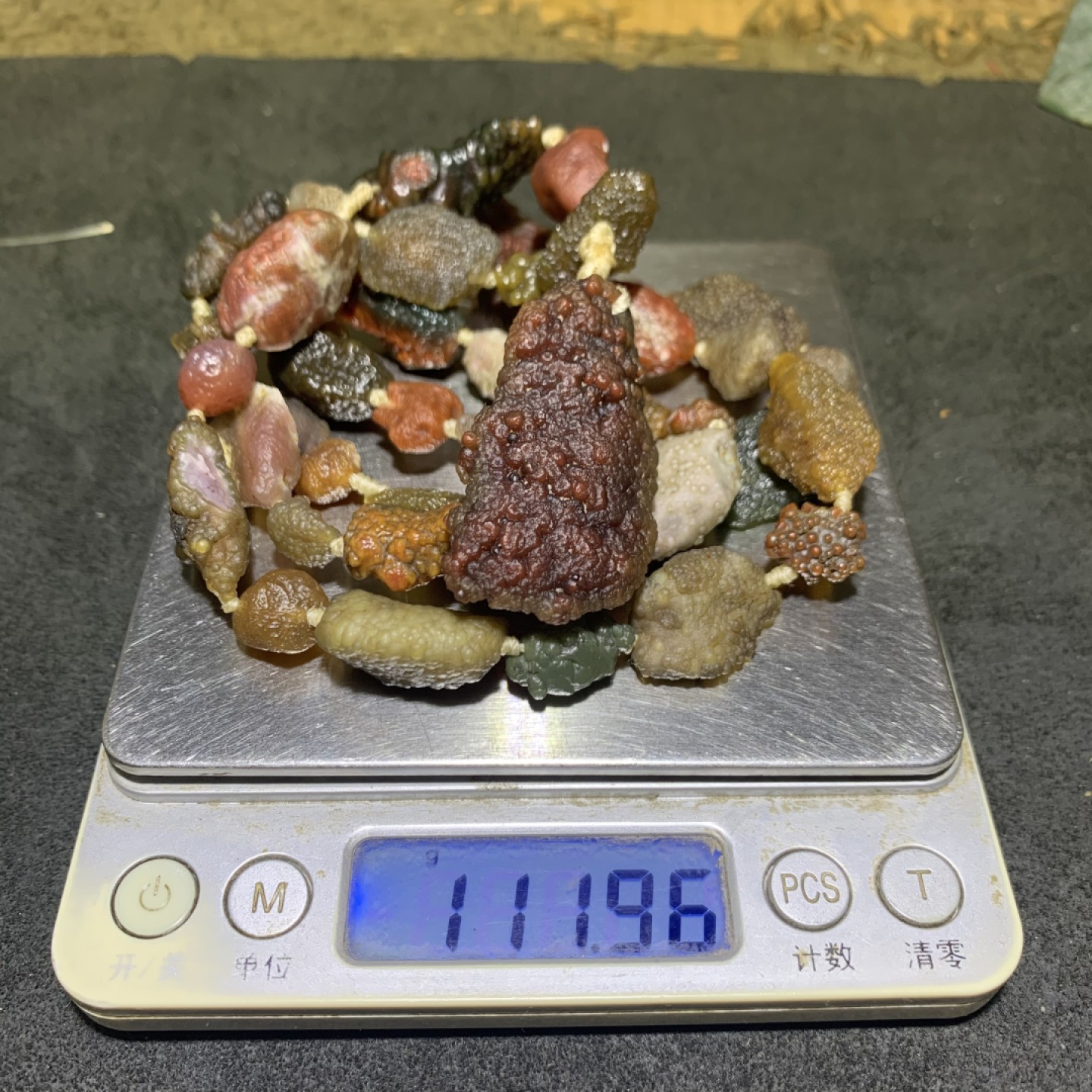 精美新疆黑山筋脉石玛瑙原石项链一条，
