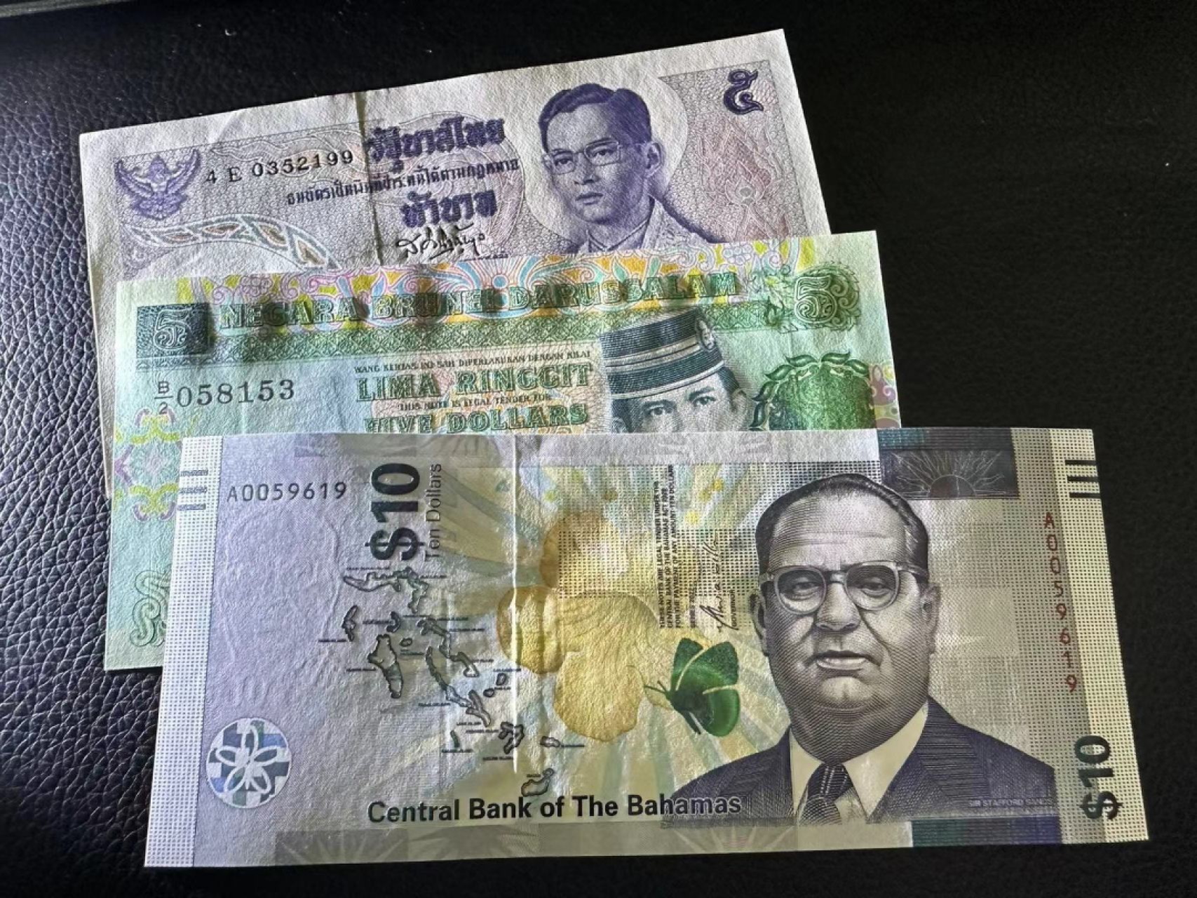 《外钞收藏家》第二百三十六期 三张精美纸币 全新UNC 全部无47