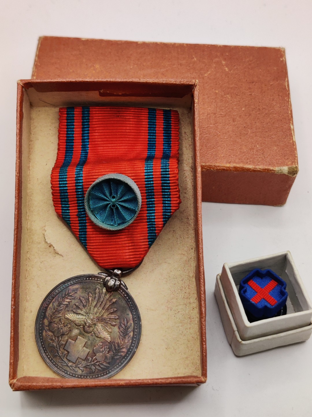 全场0元起拍 第27期 咸鱼国勋章拍卖专场 2月5日（周日）下午6：00开始 早期蓝条 赤十字终身社员章带盒略 银制