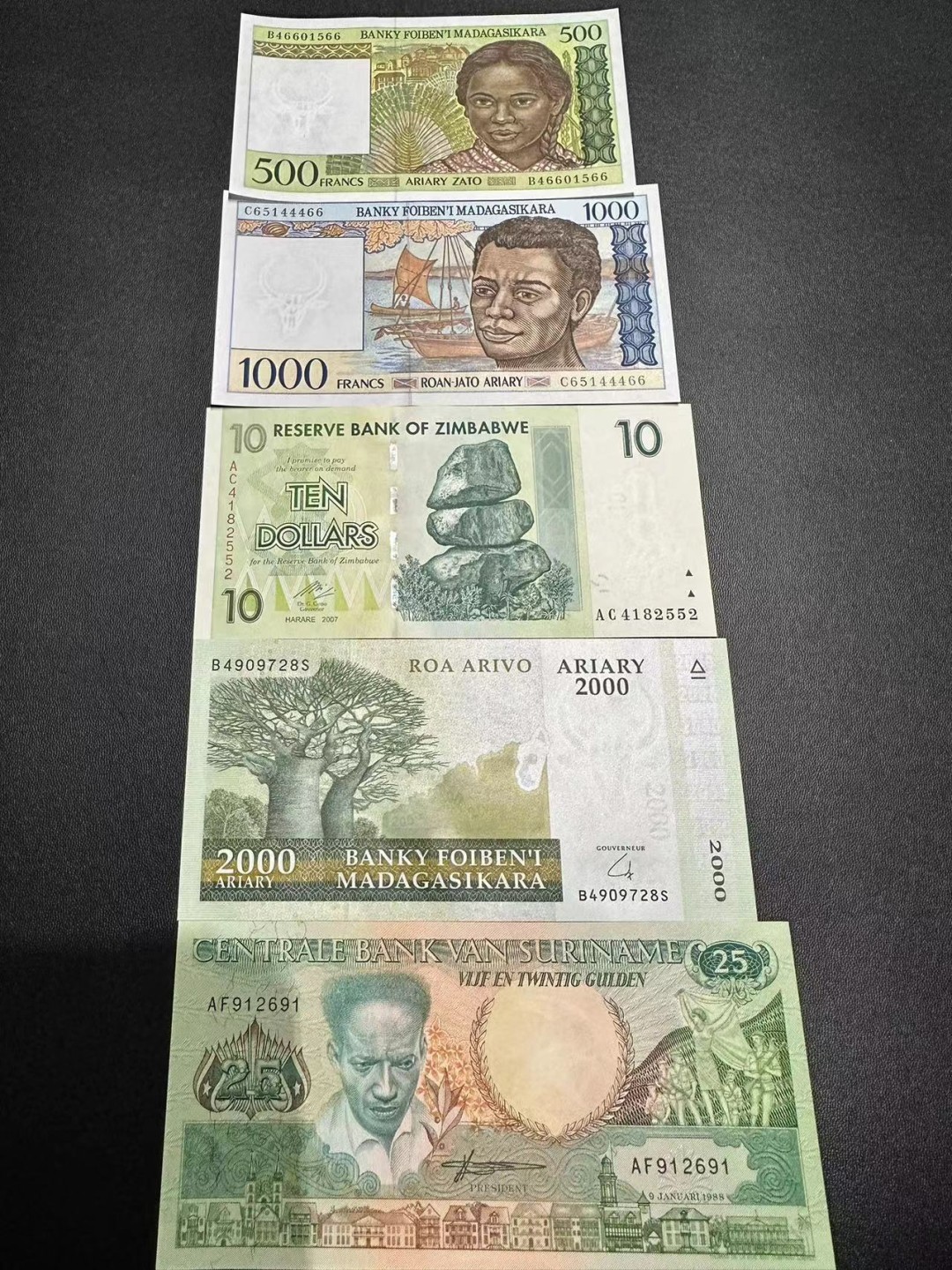 《外钞收藏家》第二百三十六期 四个国家5张纸币一起 全新UNC